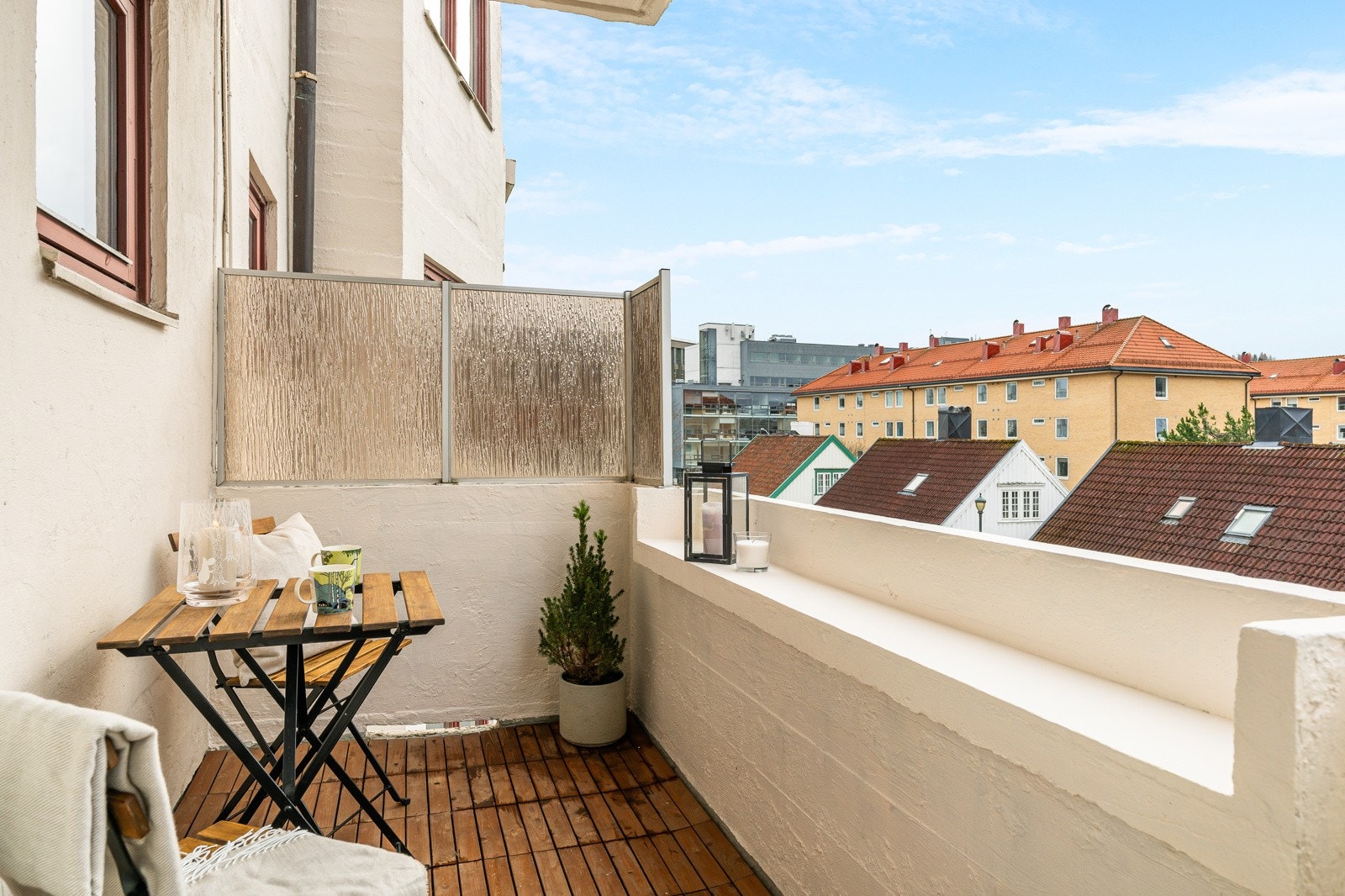 Boligen har en fin vestvendt vending noe som gjør balkongen svært solfylt og et ypperlig sted for å nyte utsikten. Galleribilde