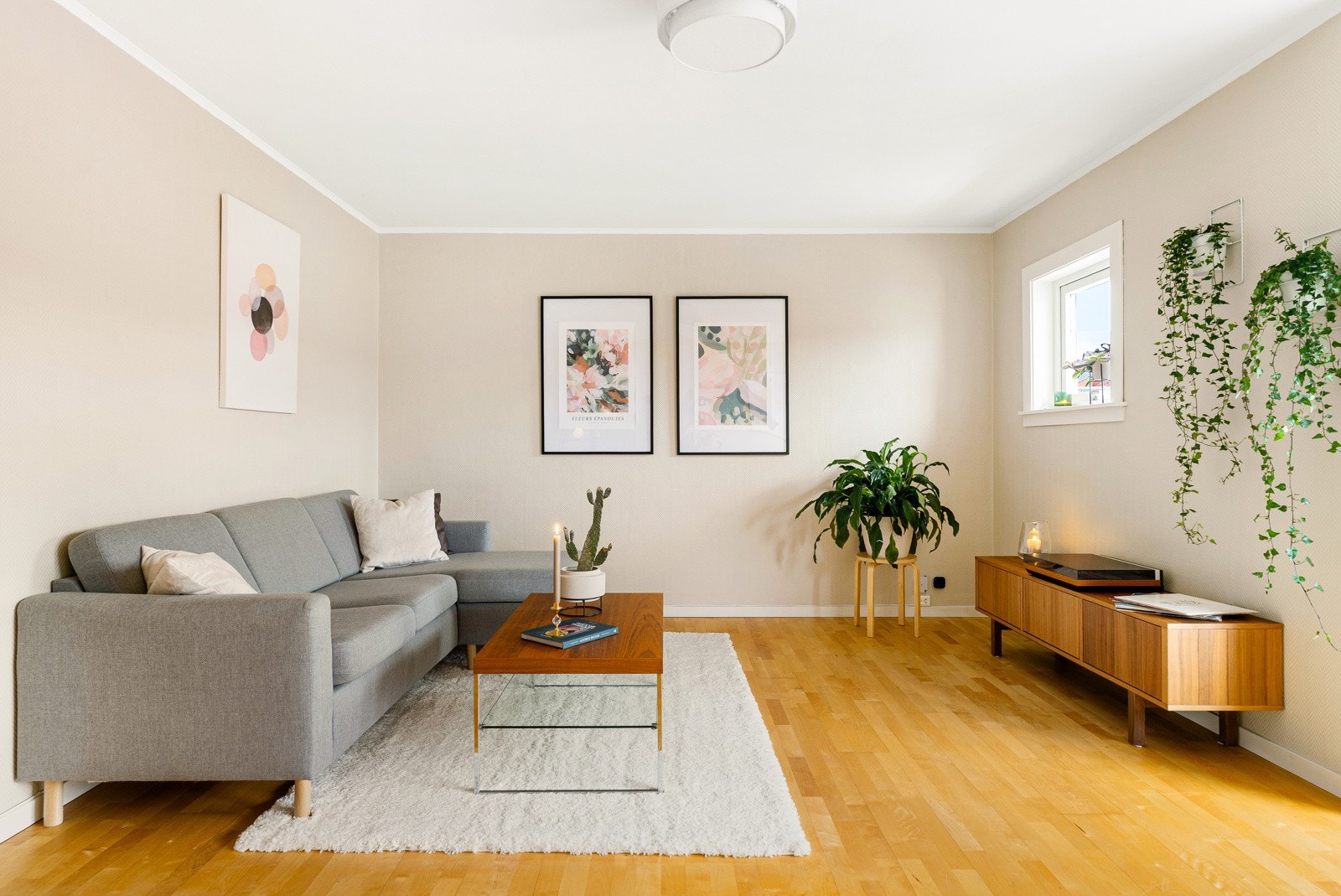 Stuen har parkett på gulv og nymalte vegger i moderne farger. Galleribilde