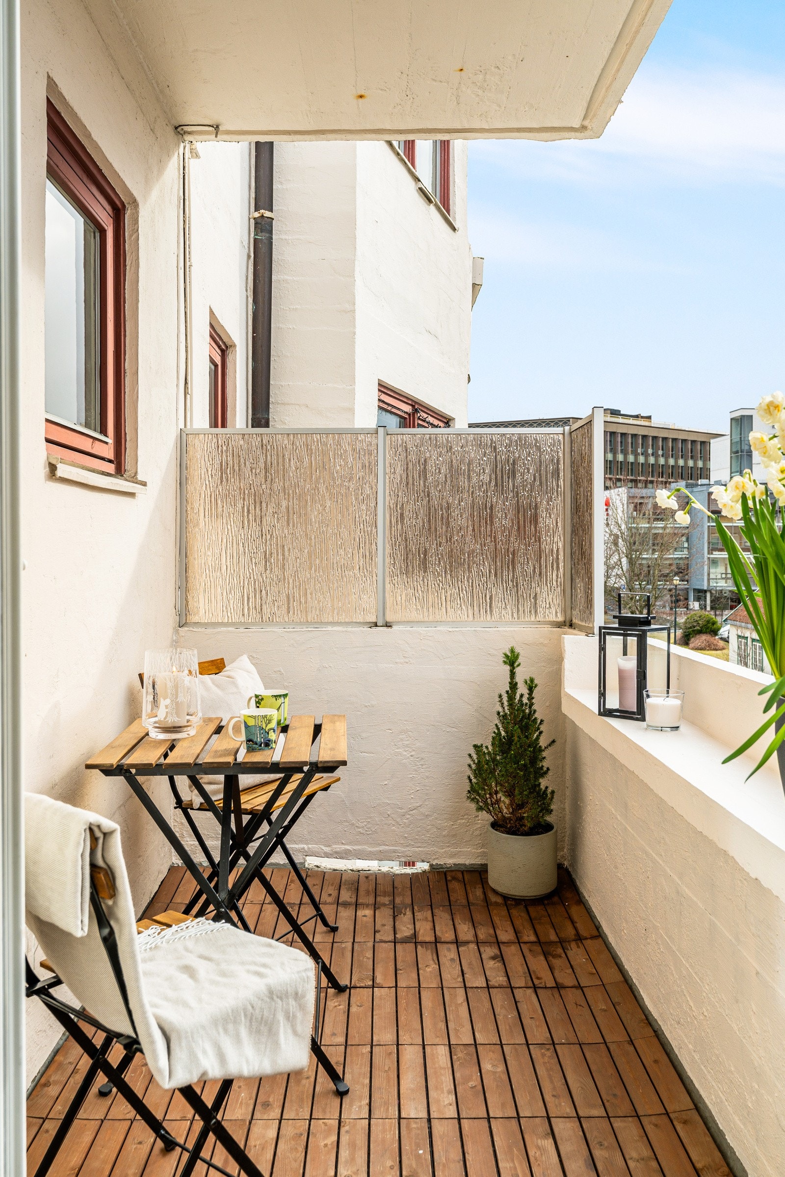 Balkongen er et herlig sted å tilbringe tid i det varme sommerhalvåret Galleribilde