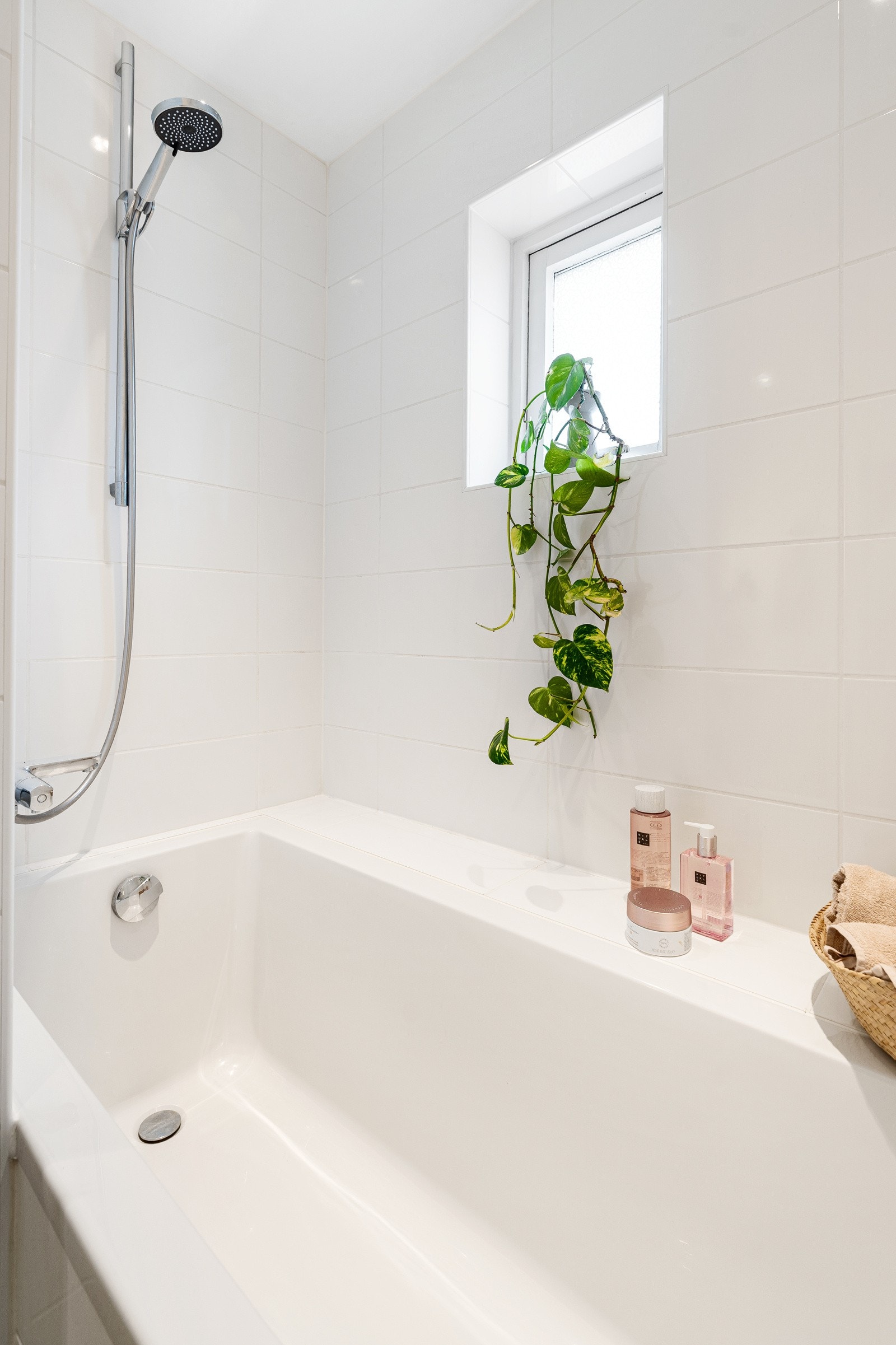 Mange vil nok sette pris på badekar med praktiske dusjvegger. Galleribilde