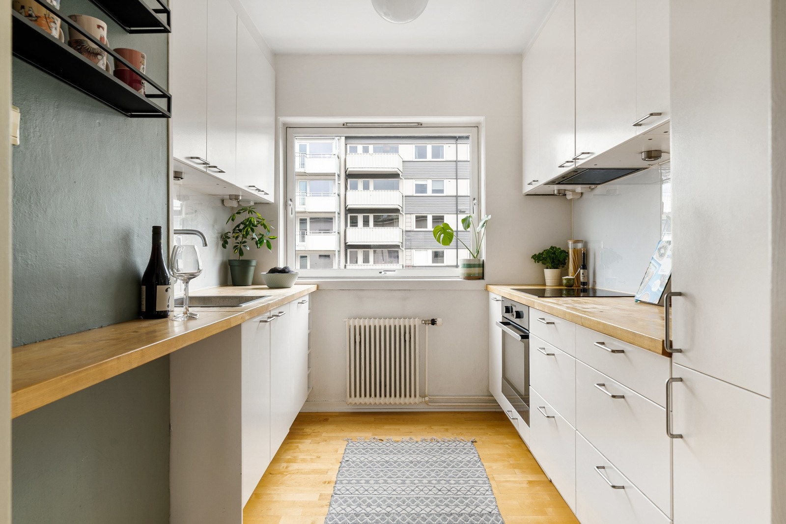 Kjøkkenet har en separat plassering i leiligheten, og er praktisk innredet med god skap- og benkeplass. Galleribilde