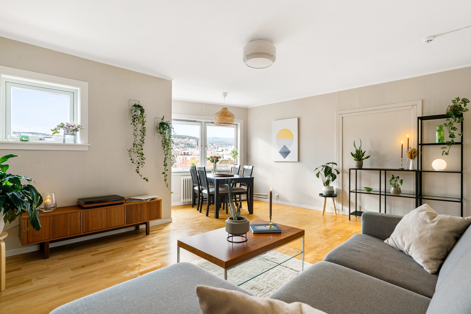 Proaktiv Eiendomsmegling ved Lisbeth Kristengård har gleden av å presentere en lys og trivelig 3-roms leilighet. Galleribilde