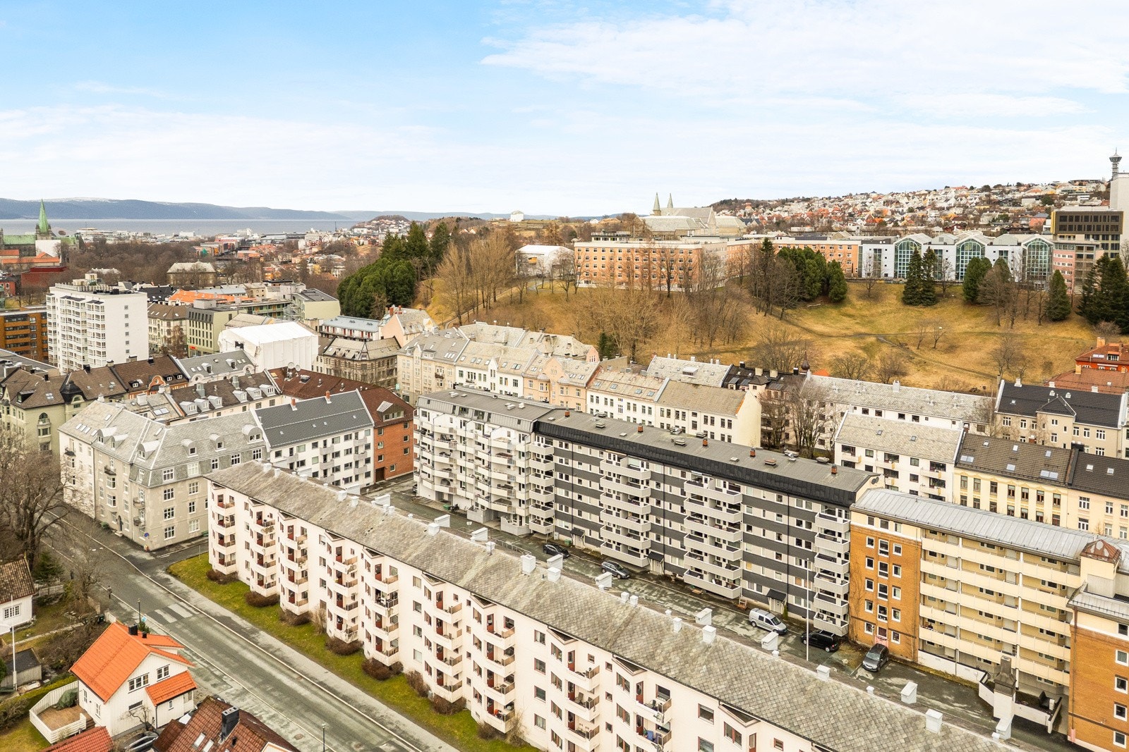 Dronefoto av nærområdet. Fra borettslag er det kort vei til NTNU. Galleribilde