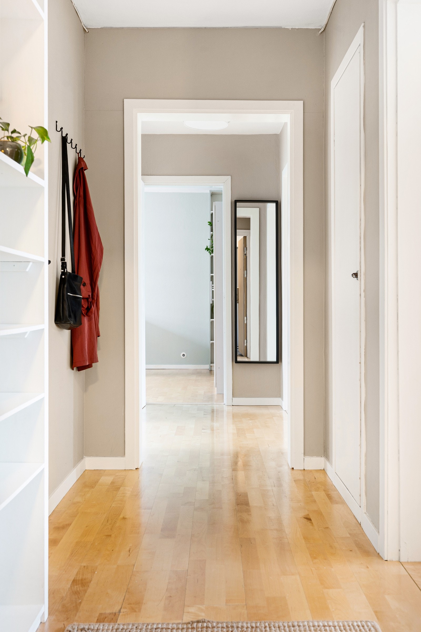 Velkommen inn! Lys og praktisk entré med god plass til ulike garderobeløsninger. Galleribilde