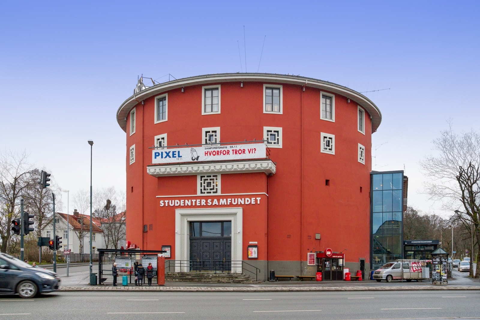 Praktisk beliggenhet i forhold til flere studiesteder. Gangavstand til blant annet Handelshøyskolen i Trondheim , NTNU Gløshaugen og SINTEF. Galleribilde