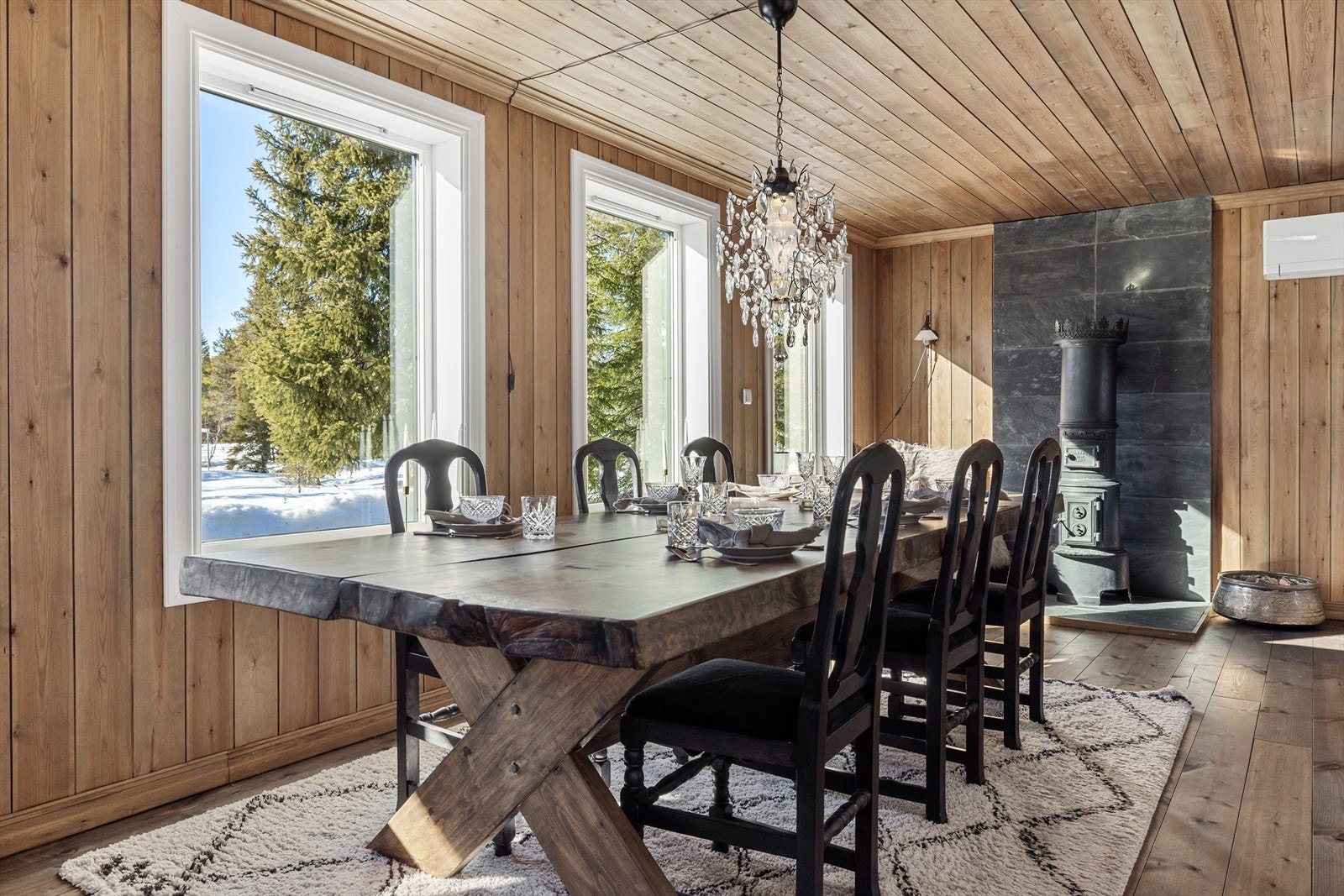 De store vindusflatene gjør dette til et behagelig sted å sitte. Her har du utsikt rett ned på skiløypa som går fordi hytta. Galleribilde