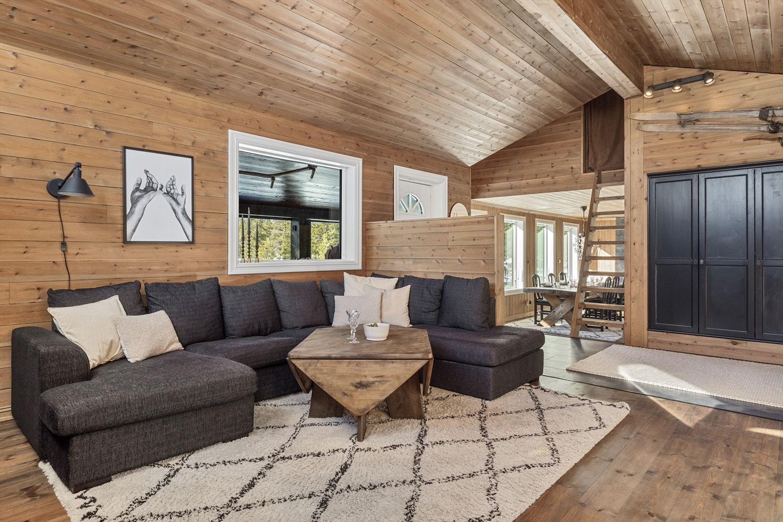 Det er godt med skapplass i de plassbygde skapene. Galleribilde