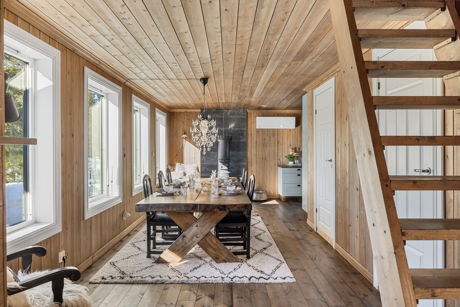 Spisestua har god plass til et stort spisebord. Galleribilde