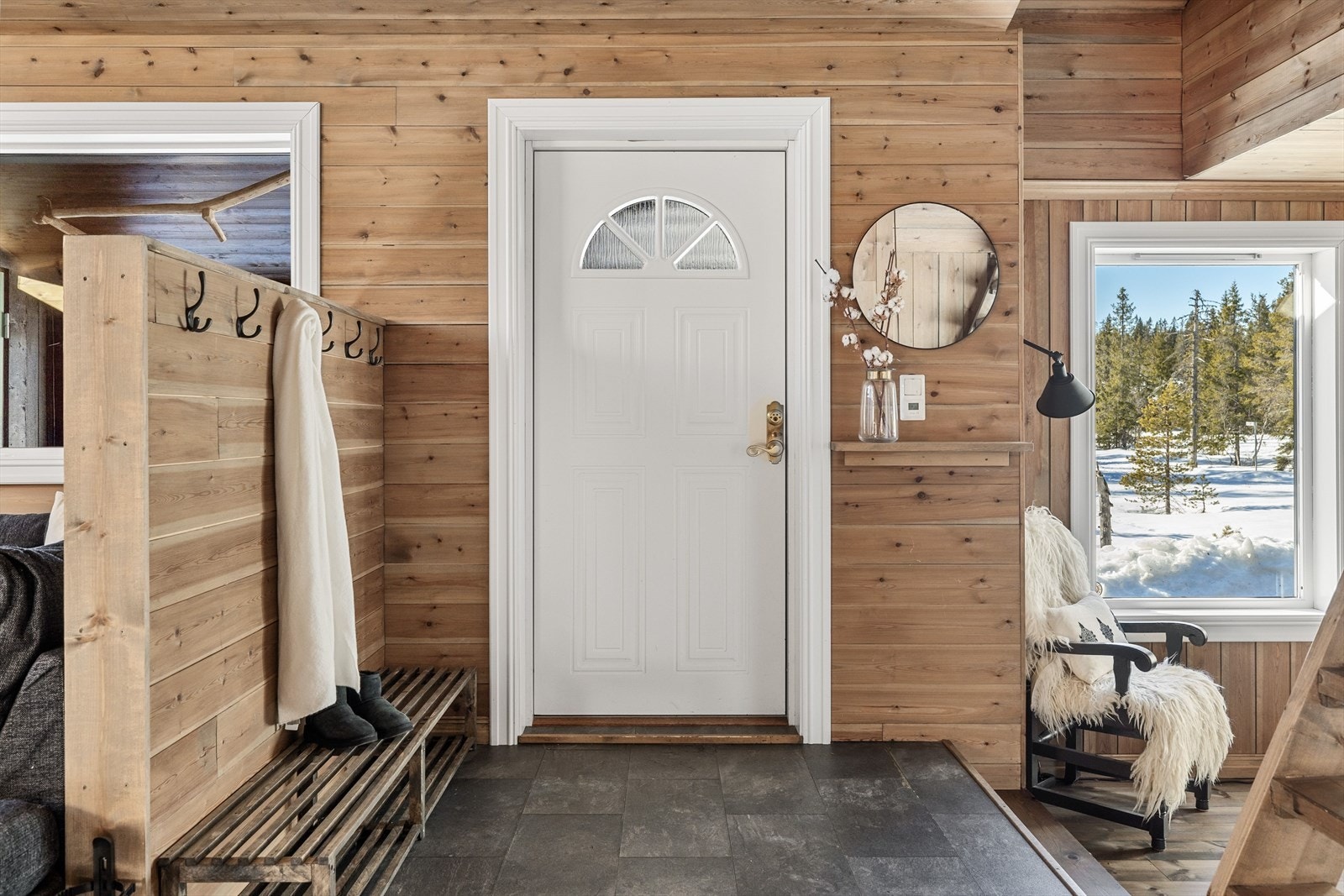 I entrèen blir du møtt av et stort og lyst rom. Her er det valgt å ha en åpen løsning for å skape en luftig atmosfære. Det er varme i gulvet her. Dette kan wifi-styres. Galleribilde