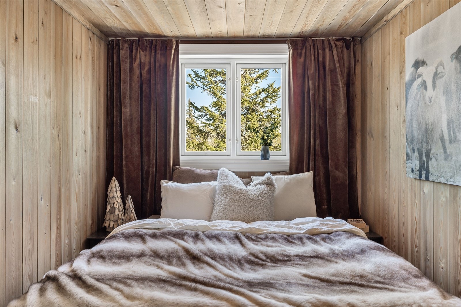 Den andre soverommet har også dobbeltseng og går i stil med det største soverommet. Galleribilde