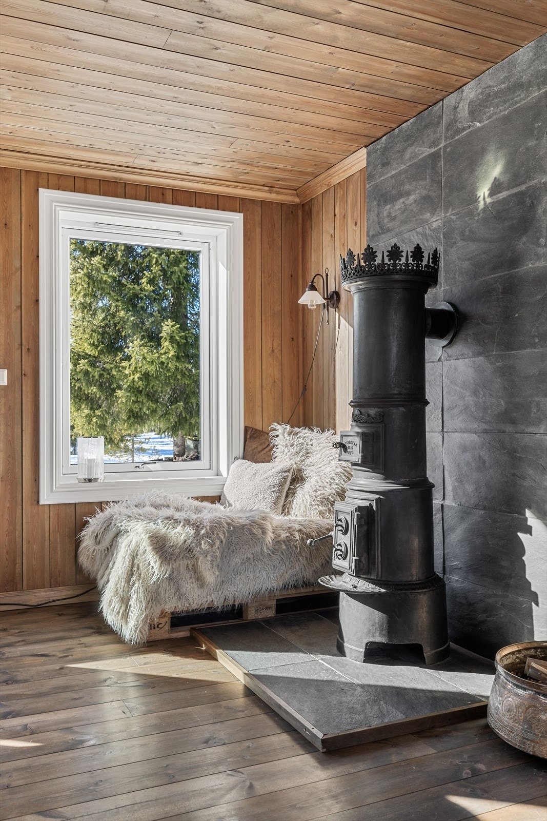 Kakkelovnen er et herlig tilskudd til hytta. Denne er i bruk og fungerer fint. Galleribilde