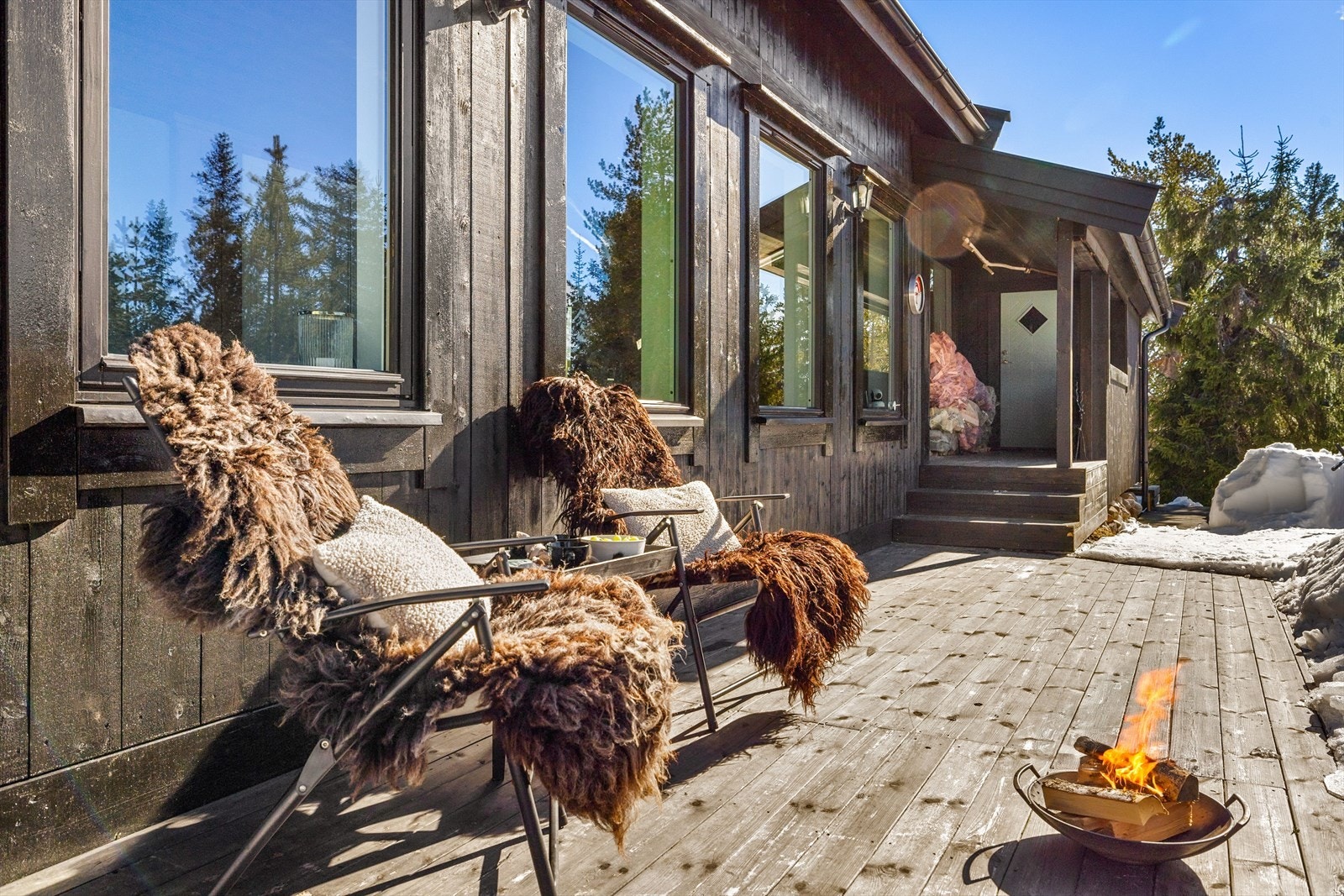 Du har både en terrasse ut mot skiløypa og rundt hjørnet bak boden. Her kan du flytte deg etter forholdene. Galleribilde