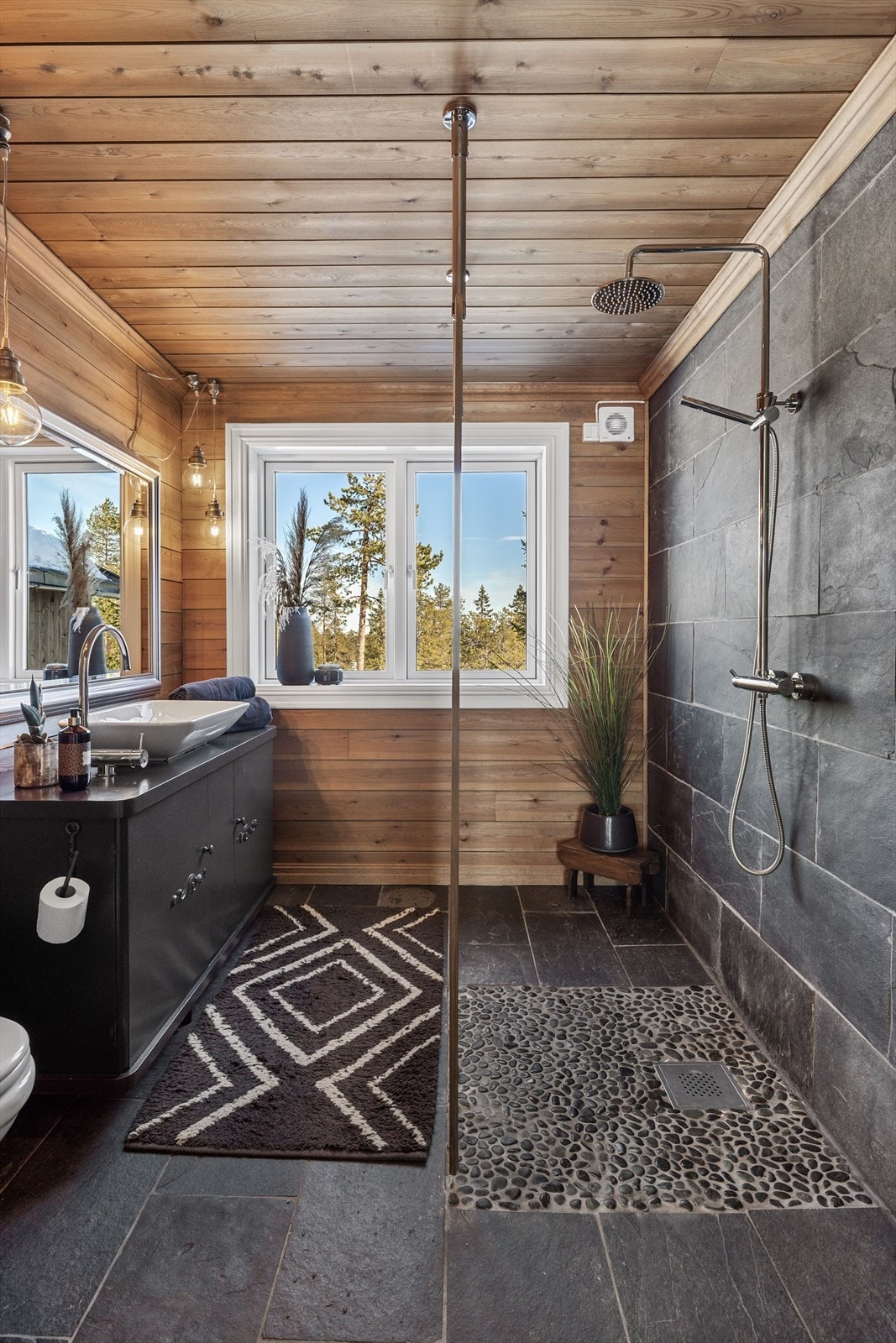 Badet på hytta er svært delikat og har en gjennomført stil. Badet er utstyrt med varmekabler i gulv som kan styres over wifi. Galleribilde