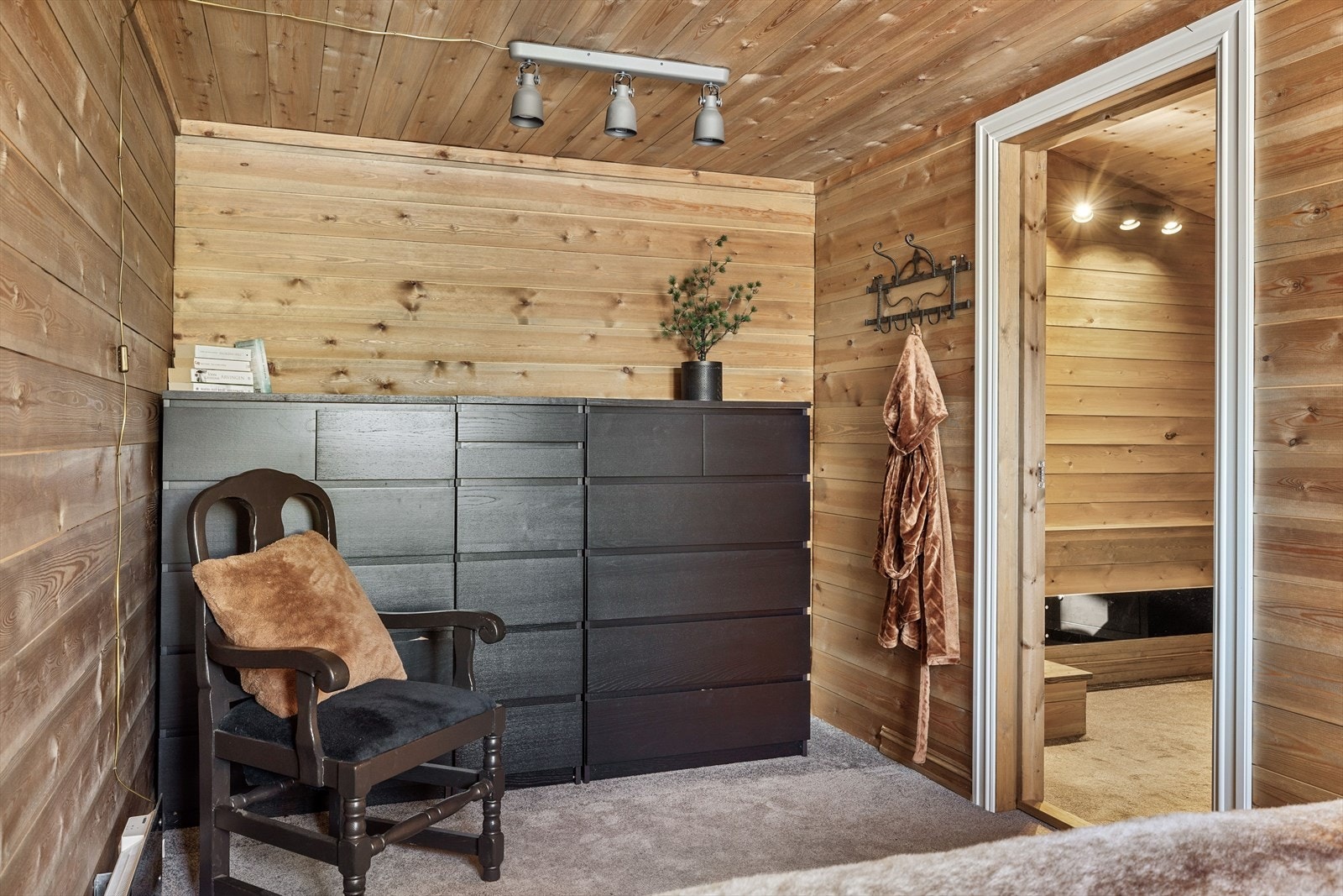 Det er også muligheter for et stort garderobeskap om man skulle trenge det. Galleribilde