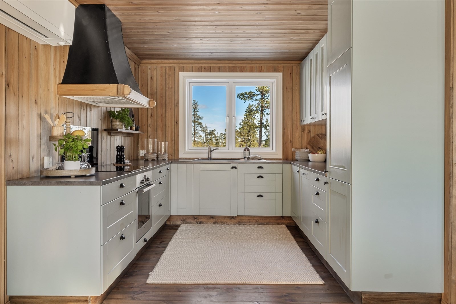 Velholdt IKEA-kjøkken malt i en pen farge som kler hytta godt. Her har man alle fasiliteter som du har hjemme. Galleribilde