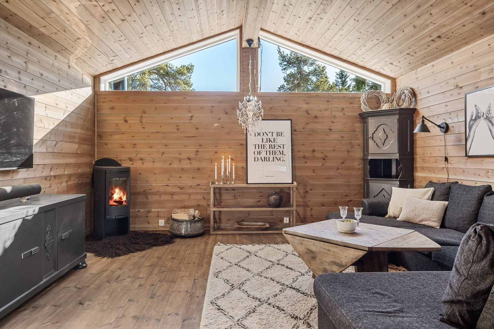 Legg merke til de store vinduene i himlingen. Her slippes det inn masse dagslys. Galleribilde