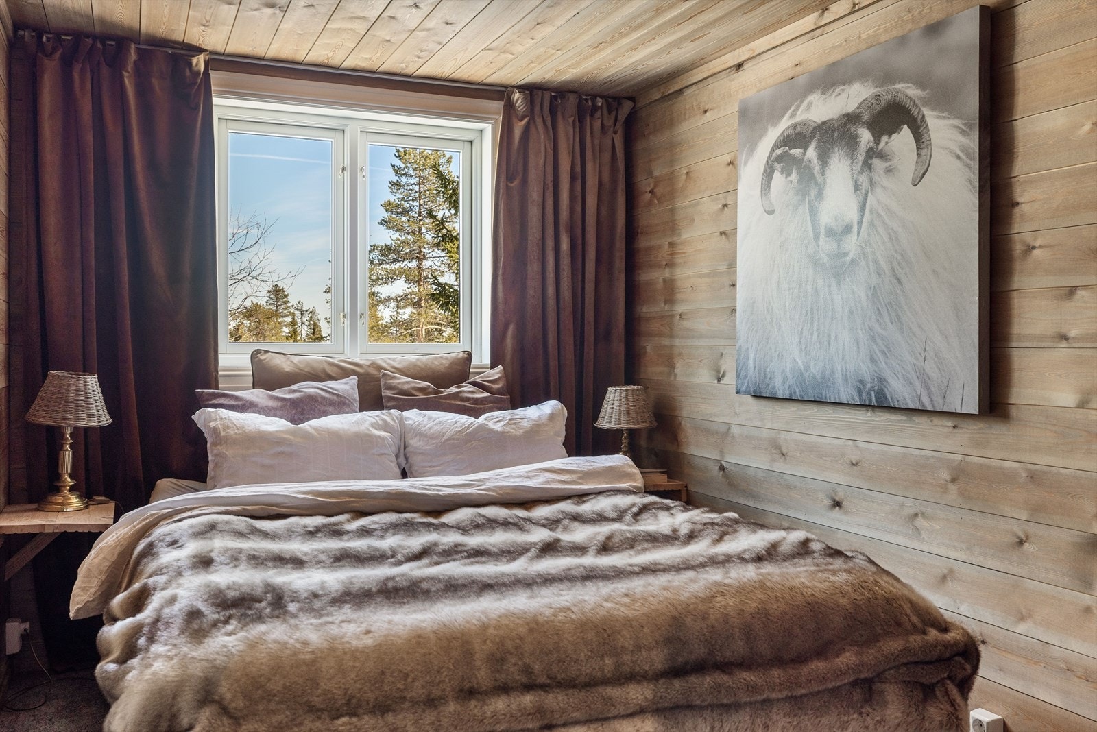 Hovedsoverommet er romslig og har god plass til en stor dobbeltseng. Galleribilde