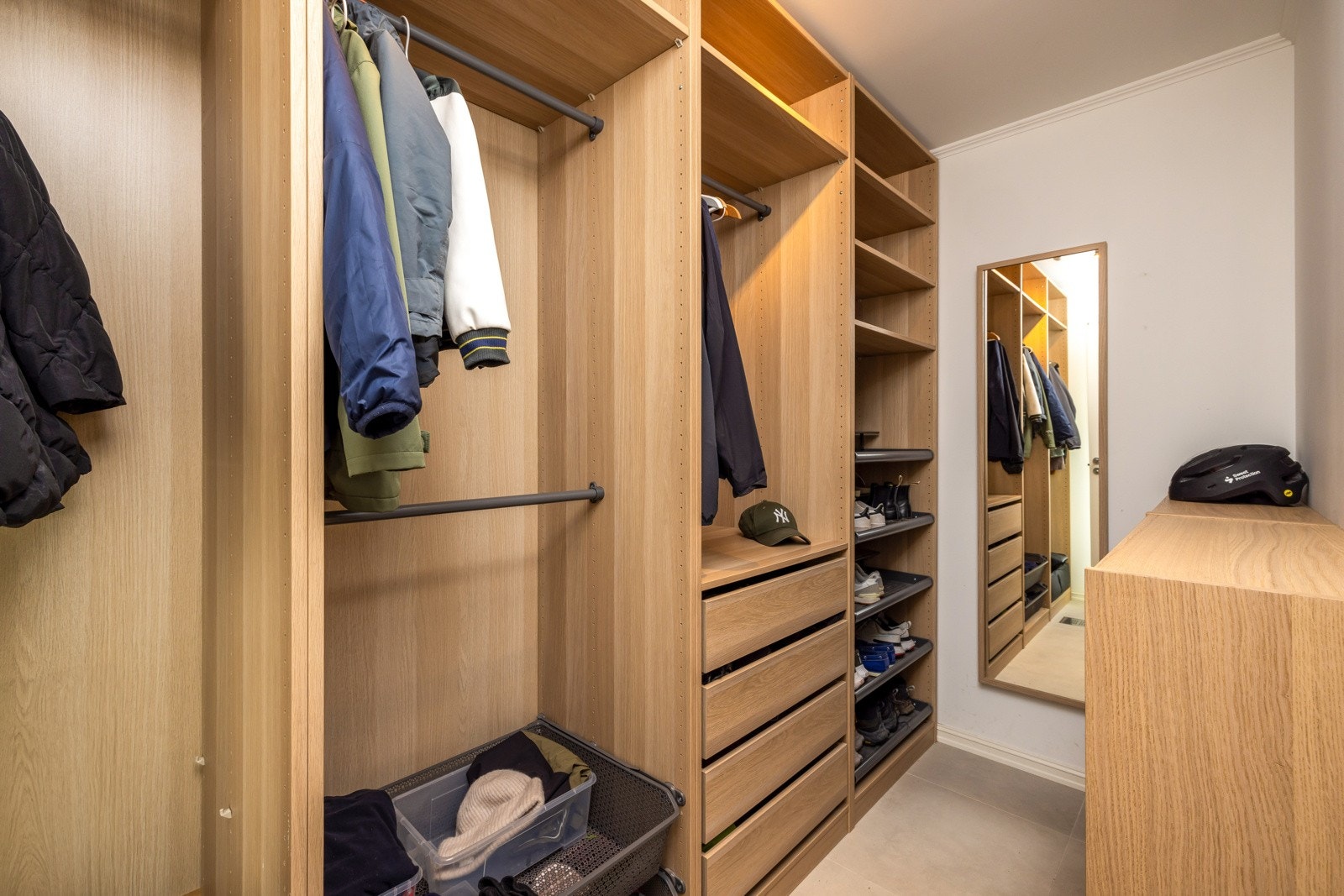 Her finnes også et praktisk walk-in closet - ideelt for oppbevaring av yttertøy og sko, og for å holde entréen ryddig og innbydende. Galleribilde