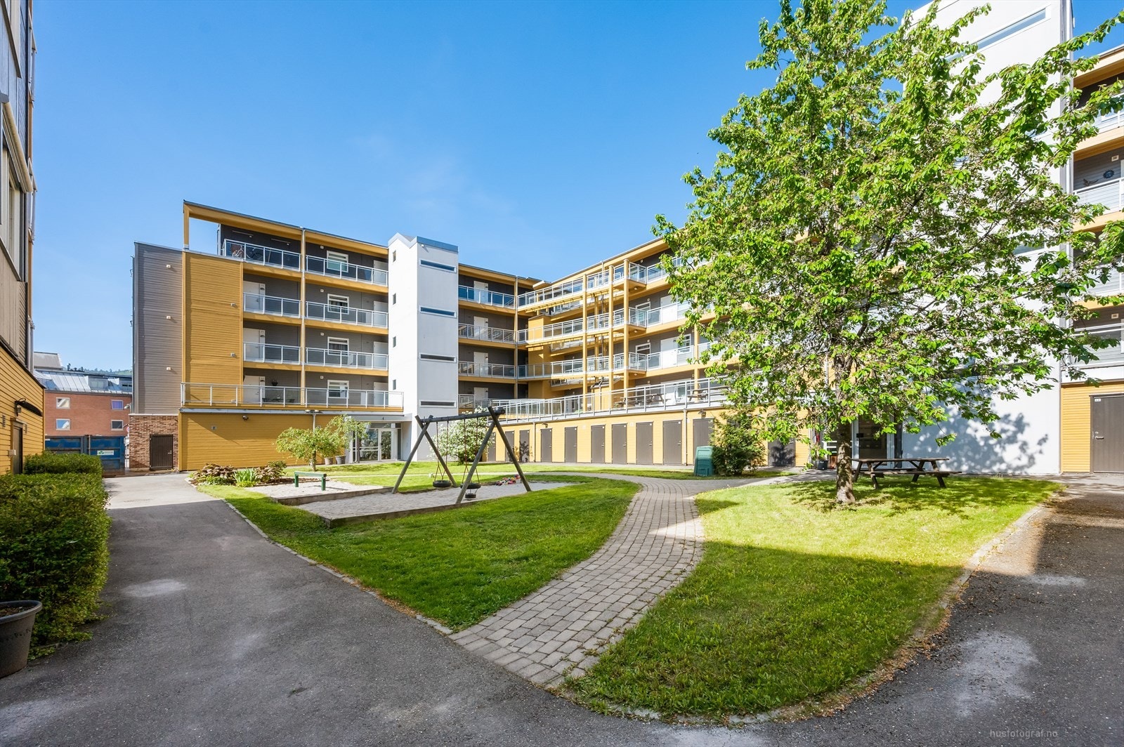 Arealene er pent opparbeidet med store grøntarealer med sittegrupper, lekeplass, plener og beplantning. Et flott sted å tilbringe tid med familie og venner. Galleribilde