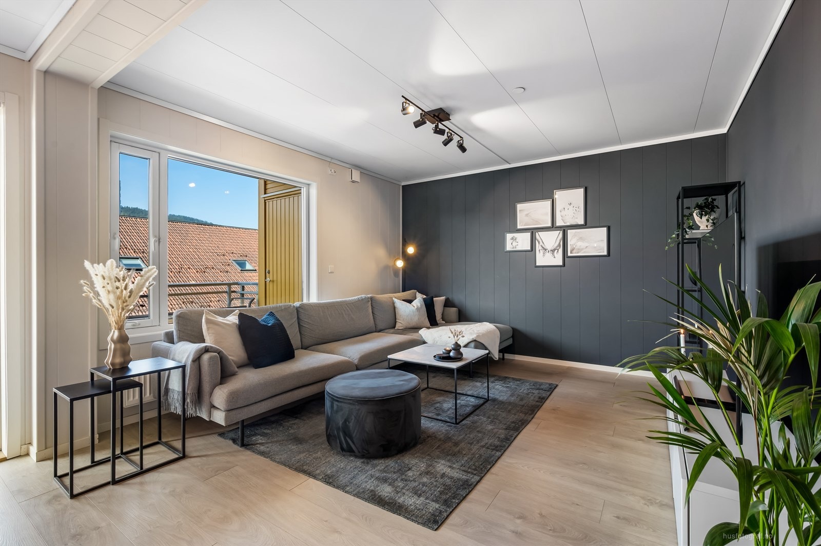 Romslig stue med god plass til møblering og utgang til balkong. Galleribilde