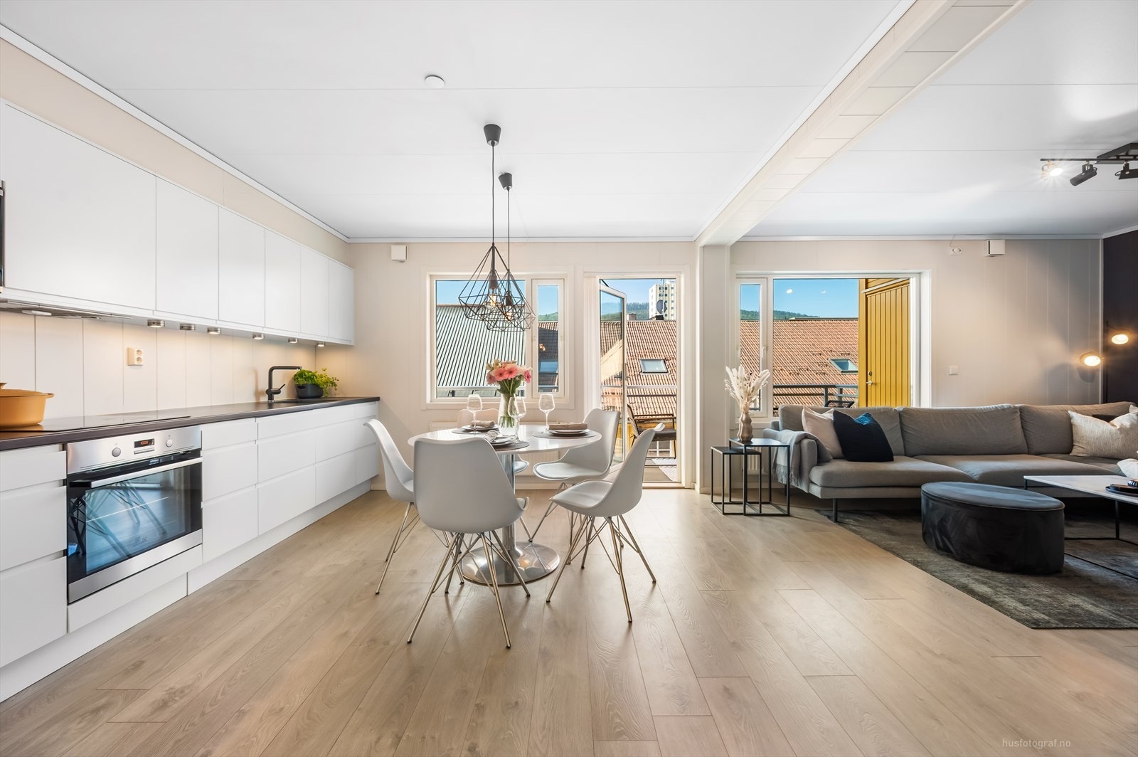 Moderne åpen løsning med spisestue, kjøkken og stue. Galleribilde