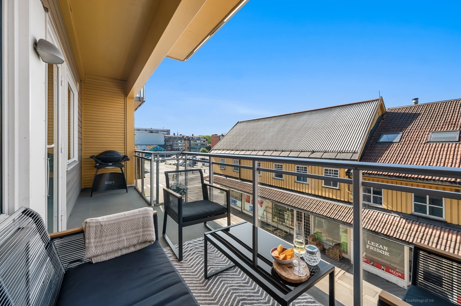 Romslig balkong med god plass for utemøbler og grill. Galleribilde