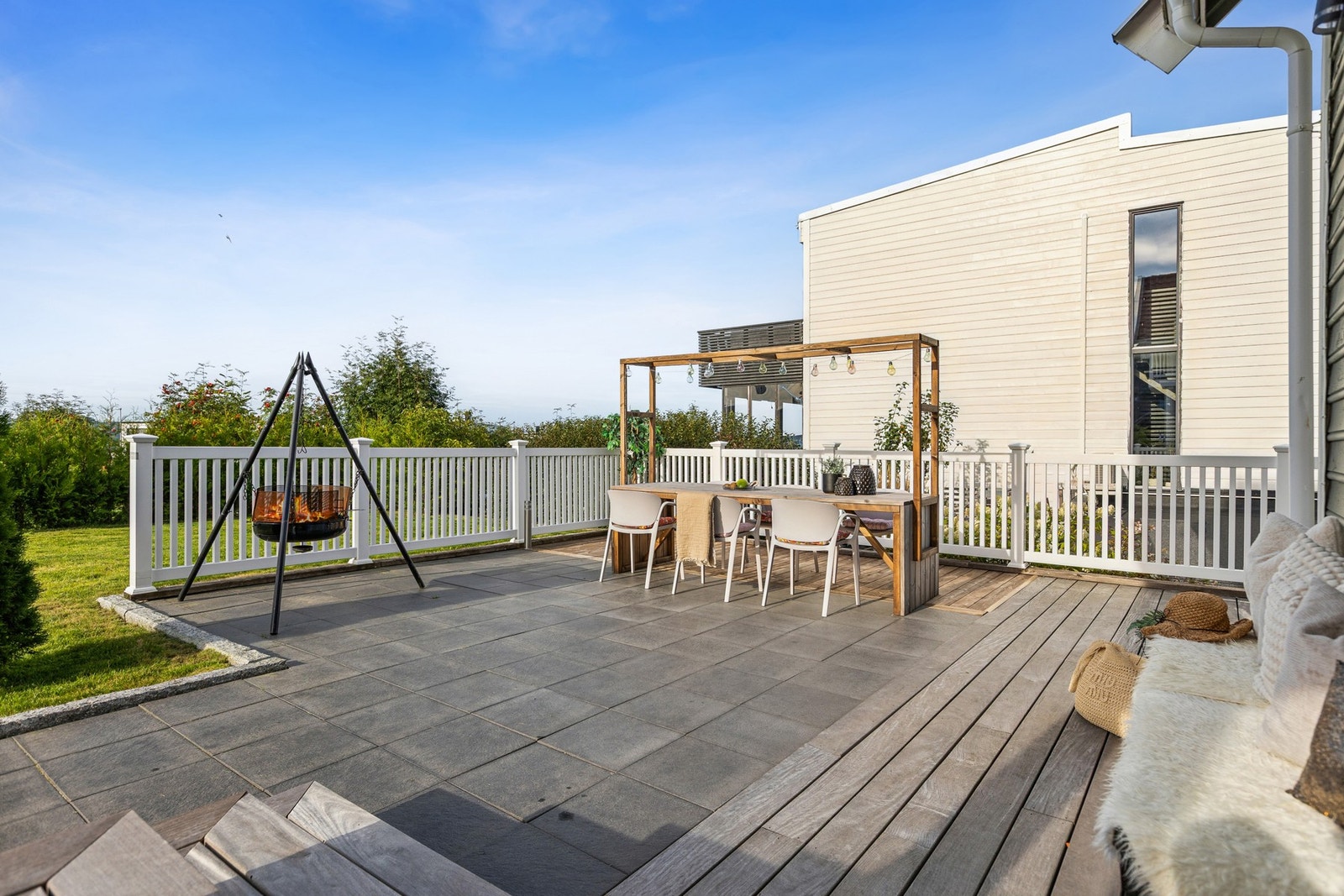 Beliggenheten er barnevennlig, like ved busstopp, matbutikker, badeplass og barnehager. Galleribilde