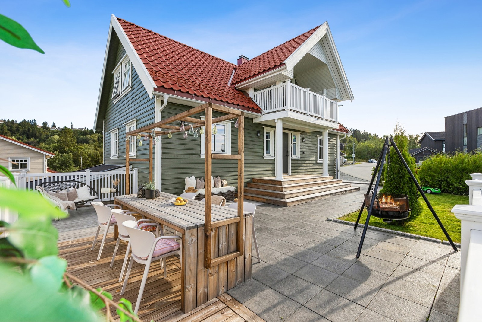 Ved inngangspartiet er det en koselig uteplass. Uteplassen sammen belegningssteinen utgjør ca. 60 kvm. Galleribilde