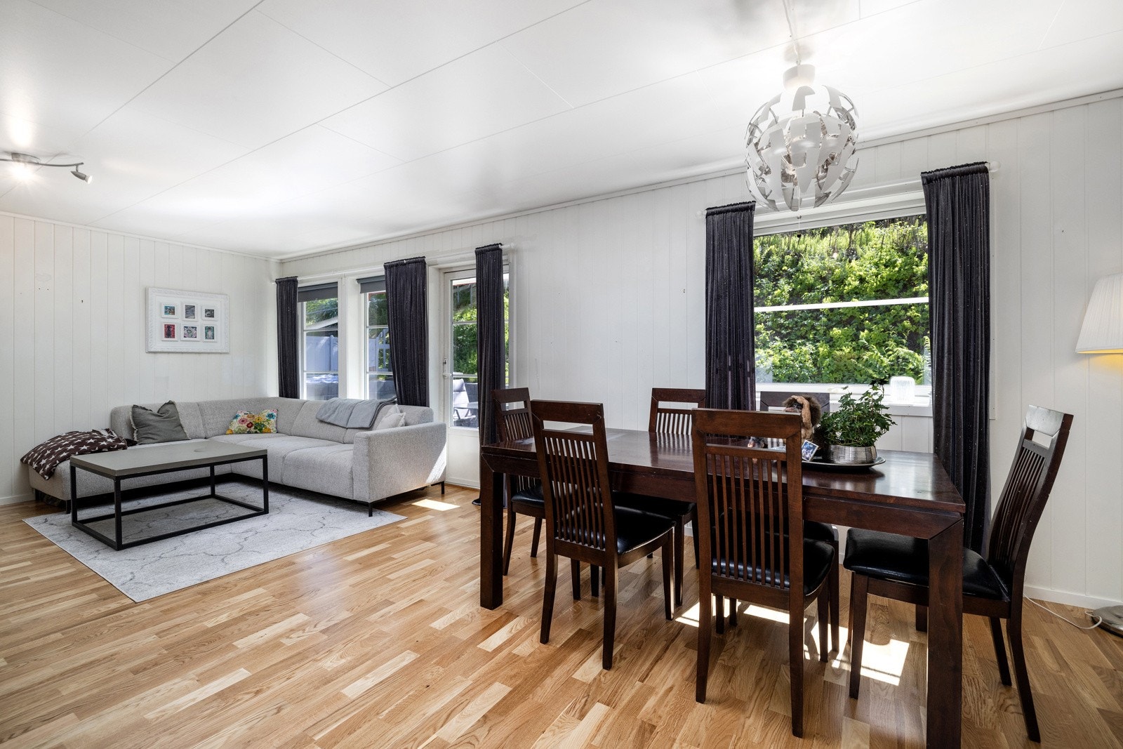 Stuen har god plass til spisestuebord Galleribilde