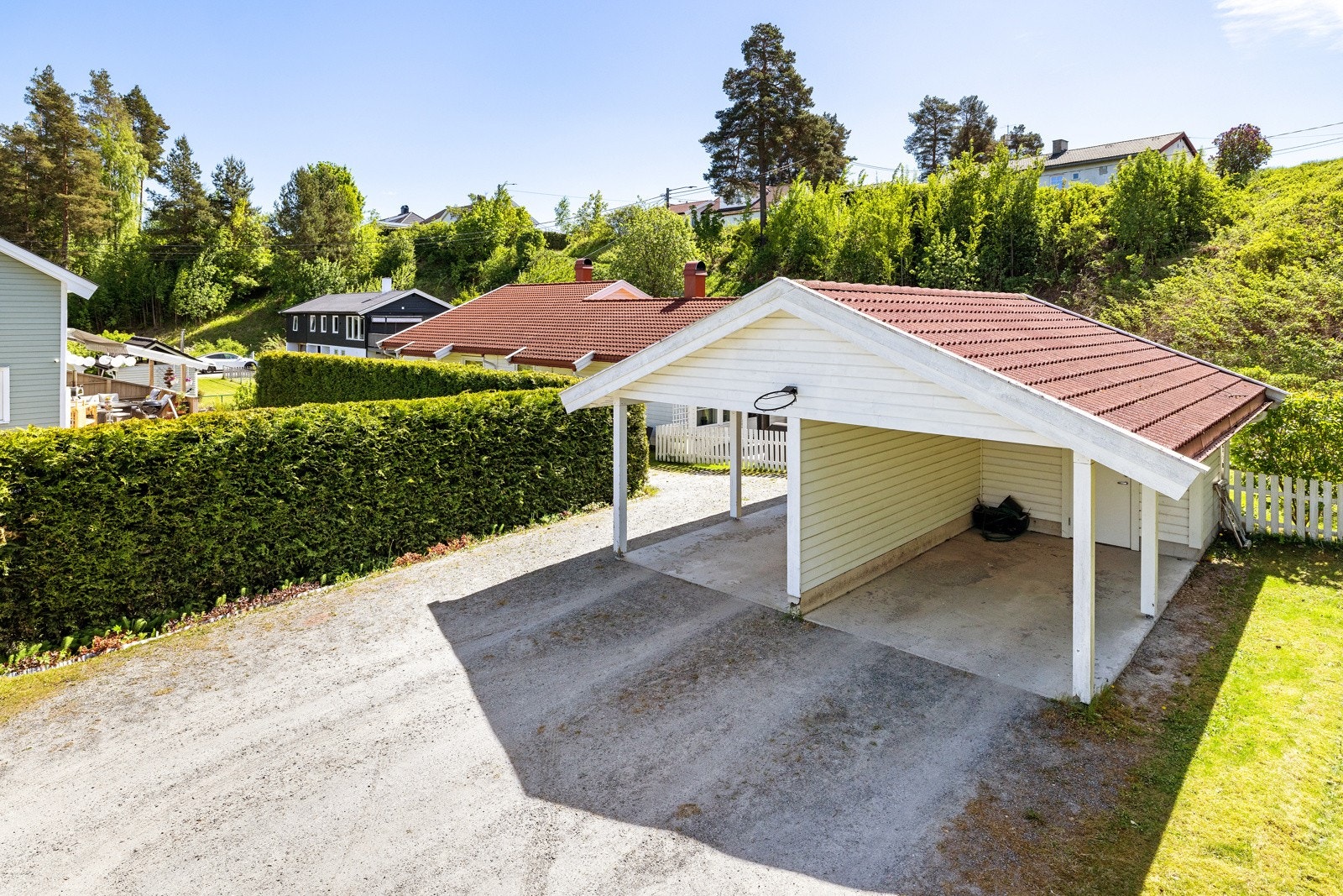 Praktisk carport med bod. Galleribilde