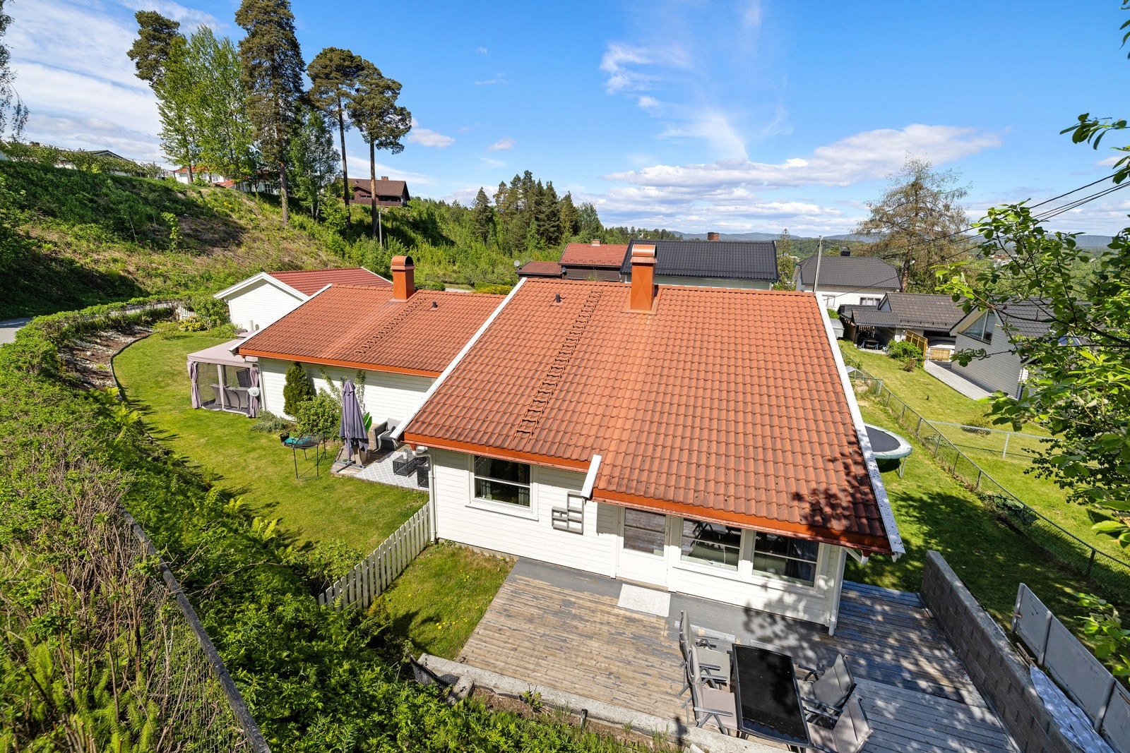 Hyggelig markterrasse med dør til stue. Galleribilde