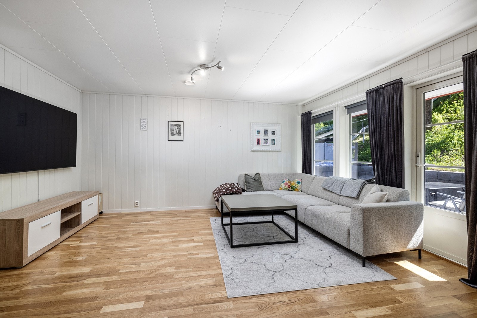 Luftig fin stue med utgang til en hyggelig solrik markterrasse. Galleribilde