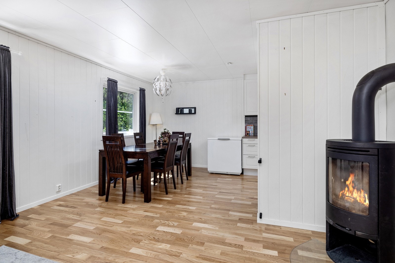 Hyggelig pes i stue som varmer godt en kald vinterdag. Galleribilde