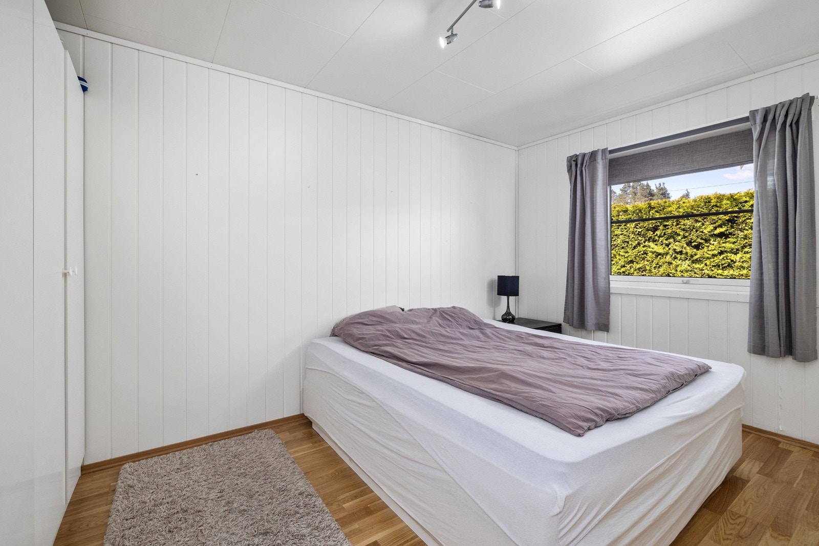 Hovedsoverom er av god størrelse og har plass til dobbeltseng, nattbord og garderobeskap. Galleribilde