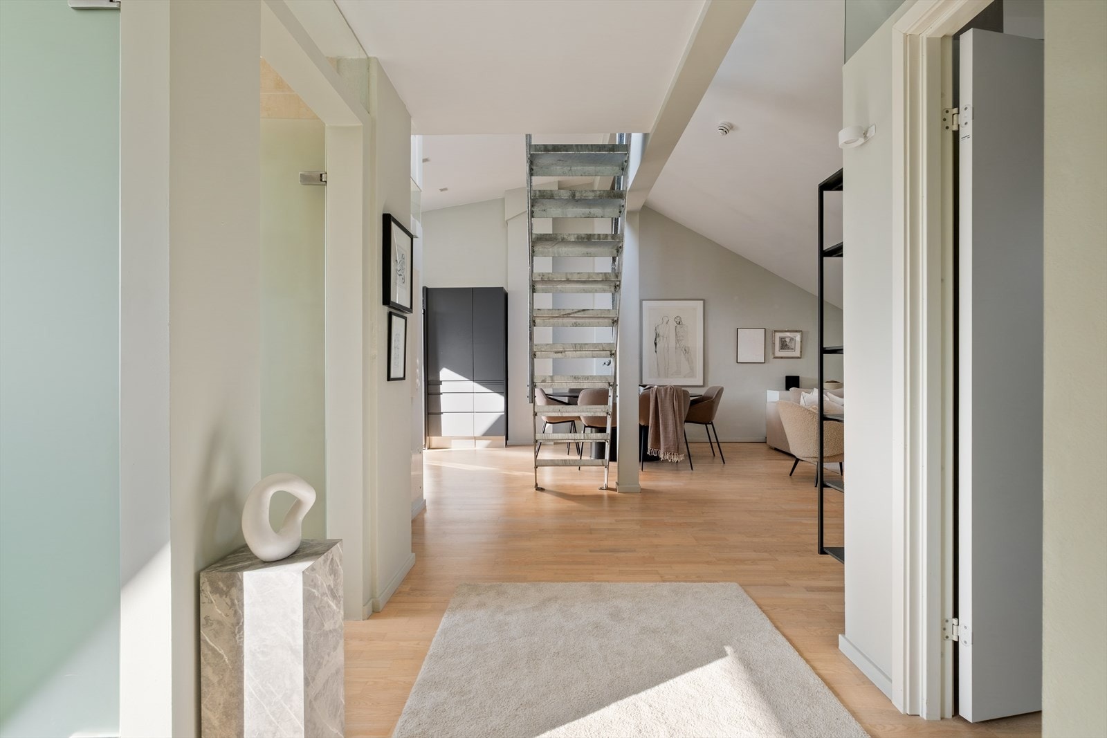 Mellomgang. Galleribilde