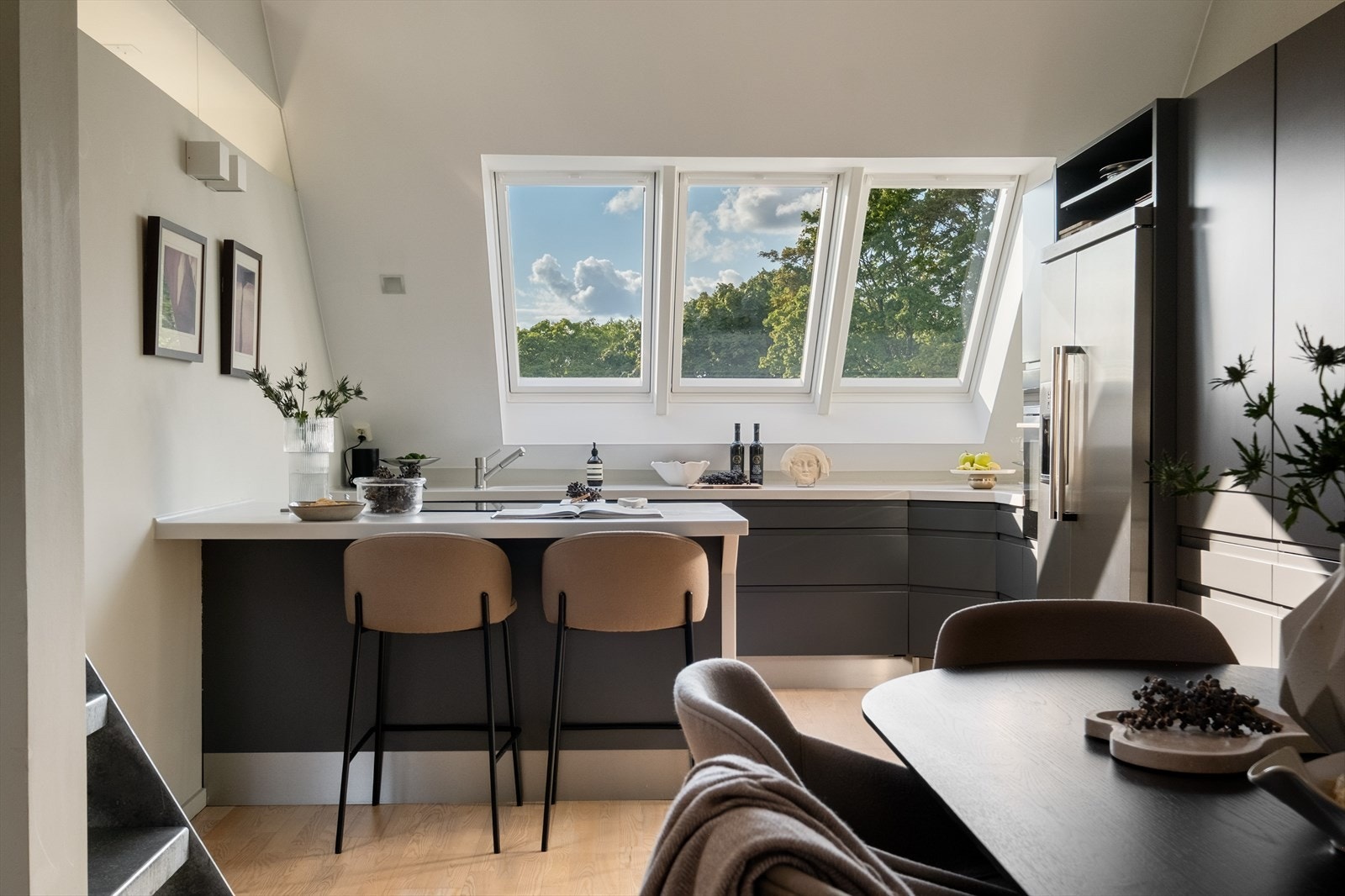 Stilfull og tidløs kjøkkeninnredning fra HTH som gjenspeiler leilighetens grandiose uttrykk. Galleribilde