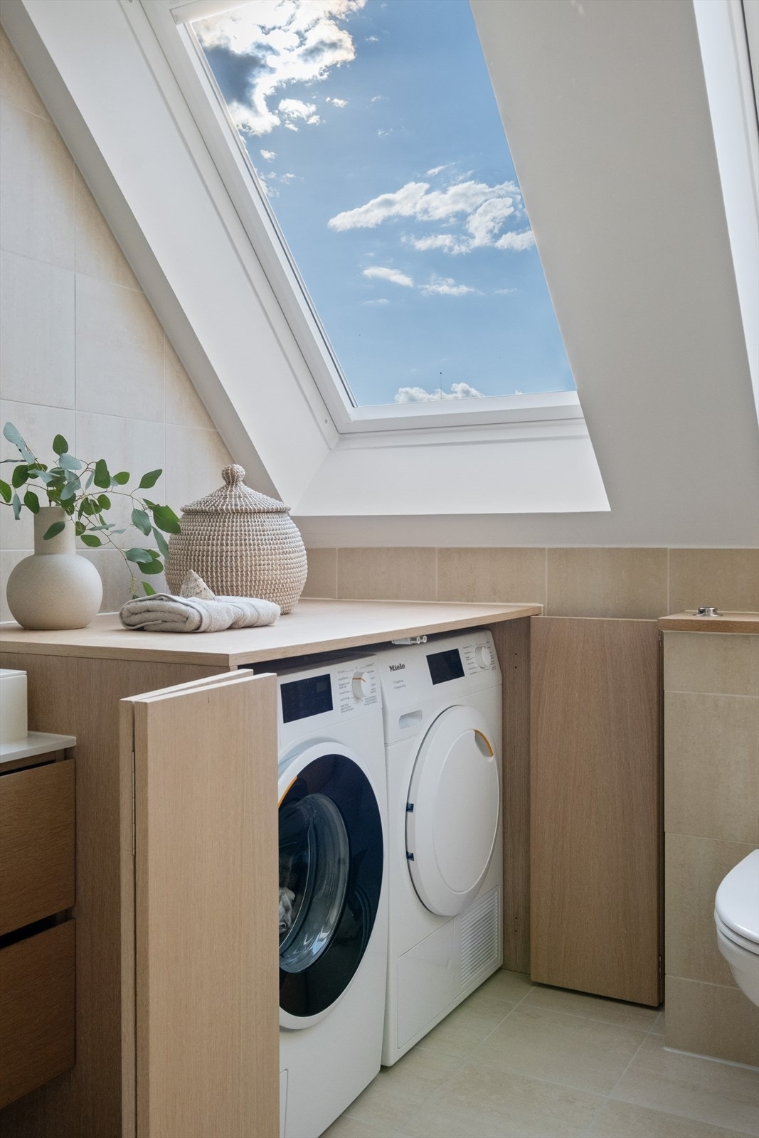 Vaskemaskin og tørketrommel er skjult under baderomsmøblementet for å gi et bedre estetisk uttrykk. Galleribilde