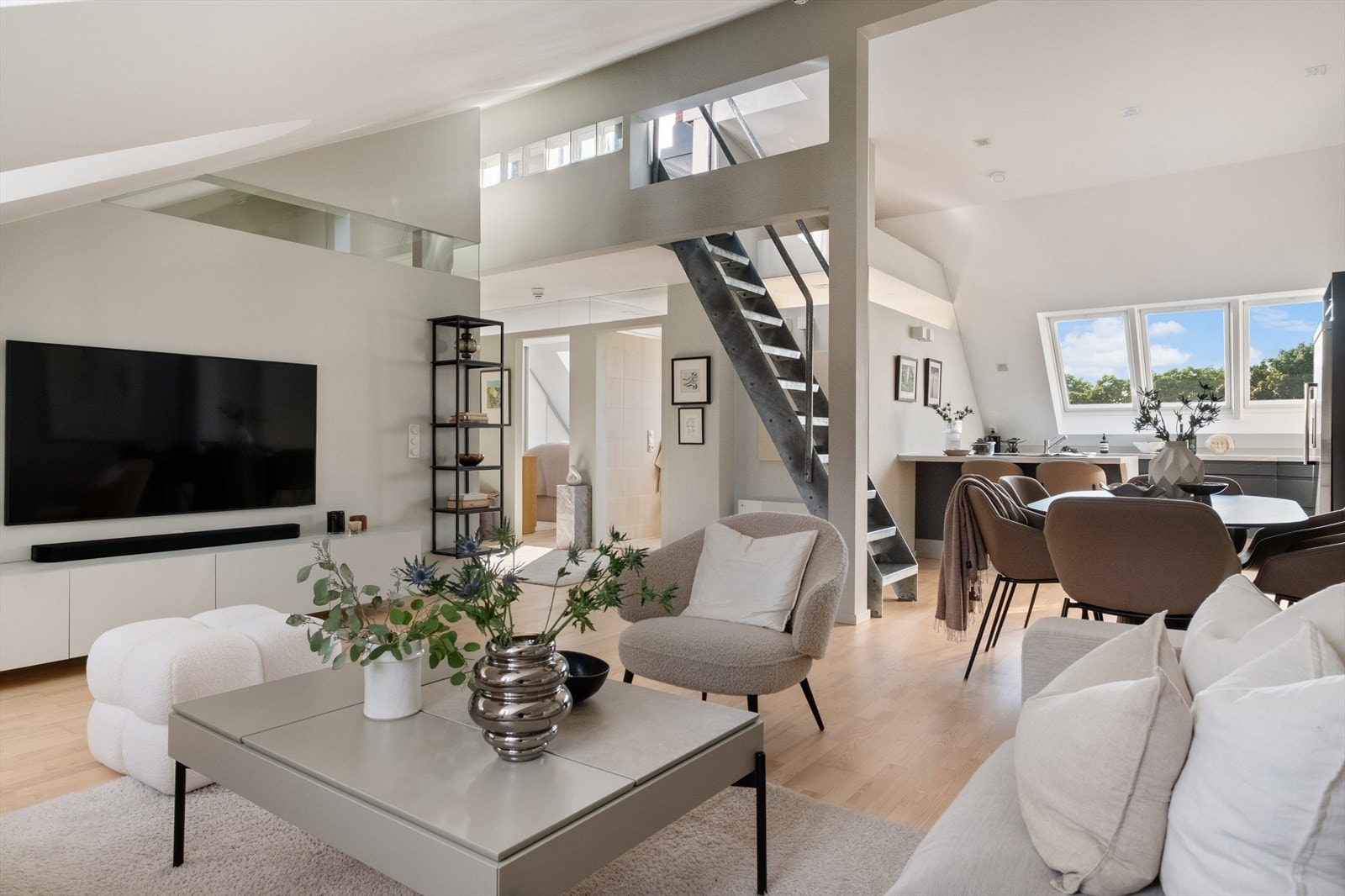 Den åpne løsningen mellom spisestuen og kjøkkenet gjør at dette mest sannsynlig er det rommet du kommer til å tilbringe mesteparten av tiden din. Dette rommet innbyr til både avkobling og sosialt samvær Galleribilde