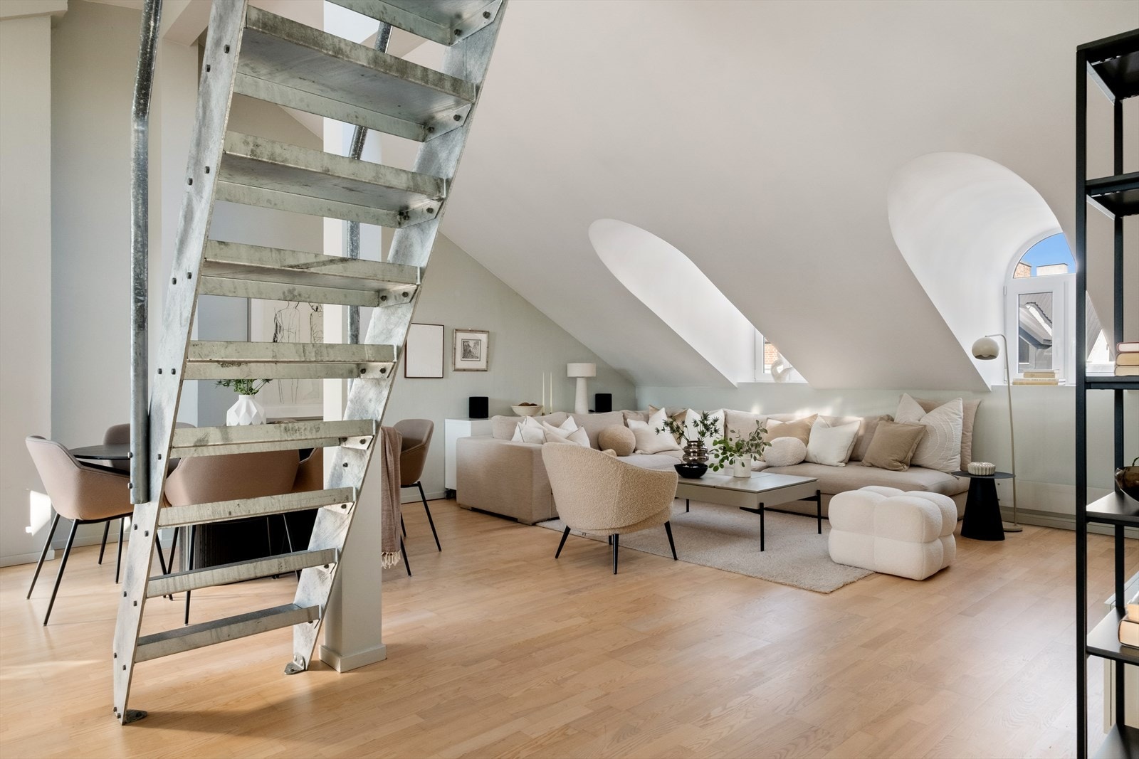 Store vindusflater, gjennomgående planløsning og imponerende takhøyde gir leiligheten en svært lys og luftig følelse. Galleribilde