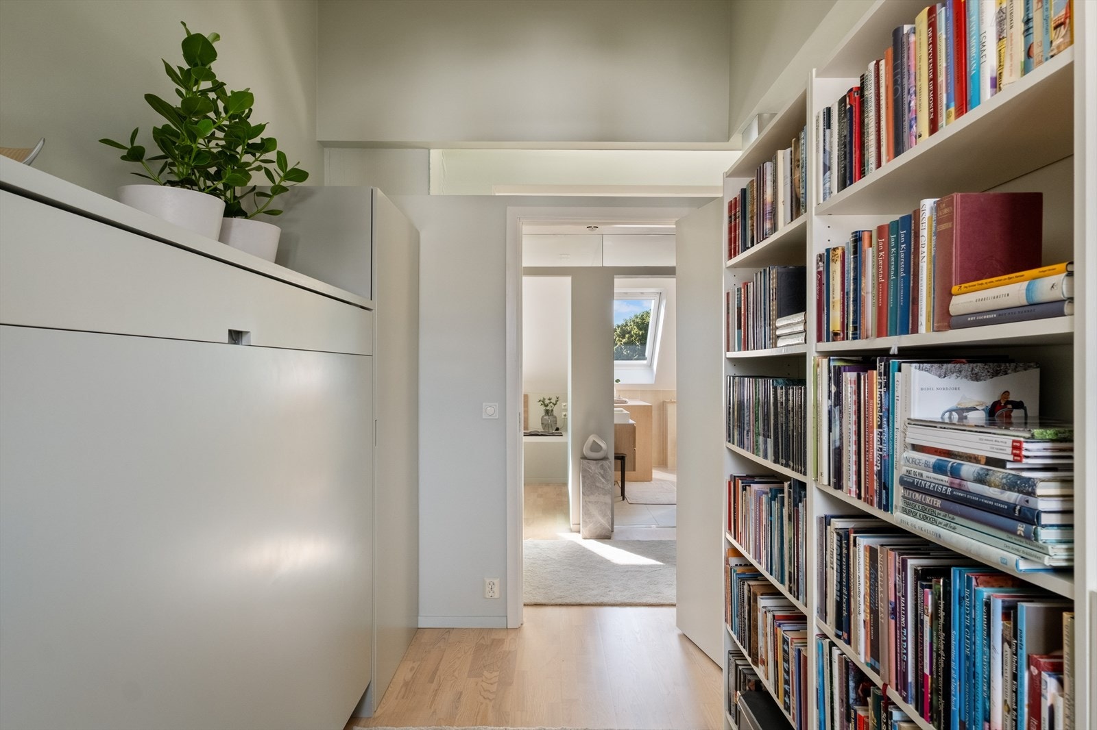 Soverom II har nedfellbar seng som er meget plassbesparende. Galleribilde