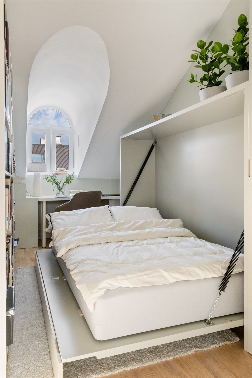 Fra soverom til kontor på sekunder - En seng som forsvinner når du trenger plass! Galleribilde