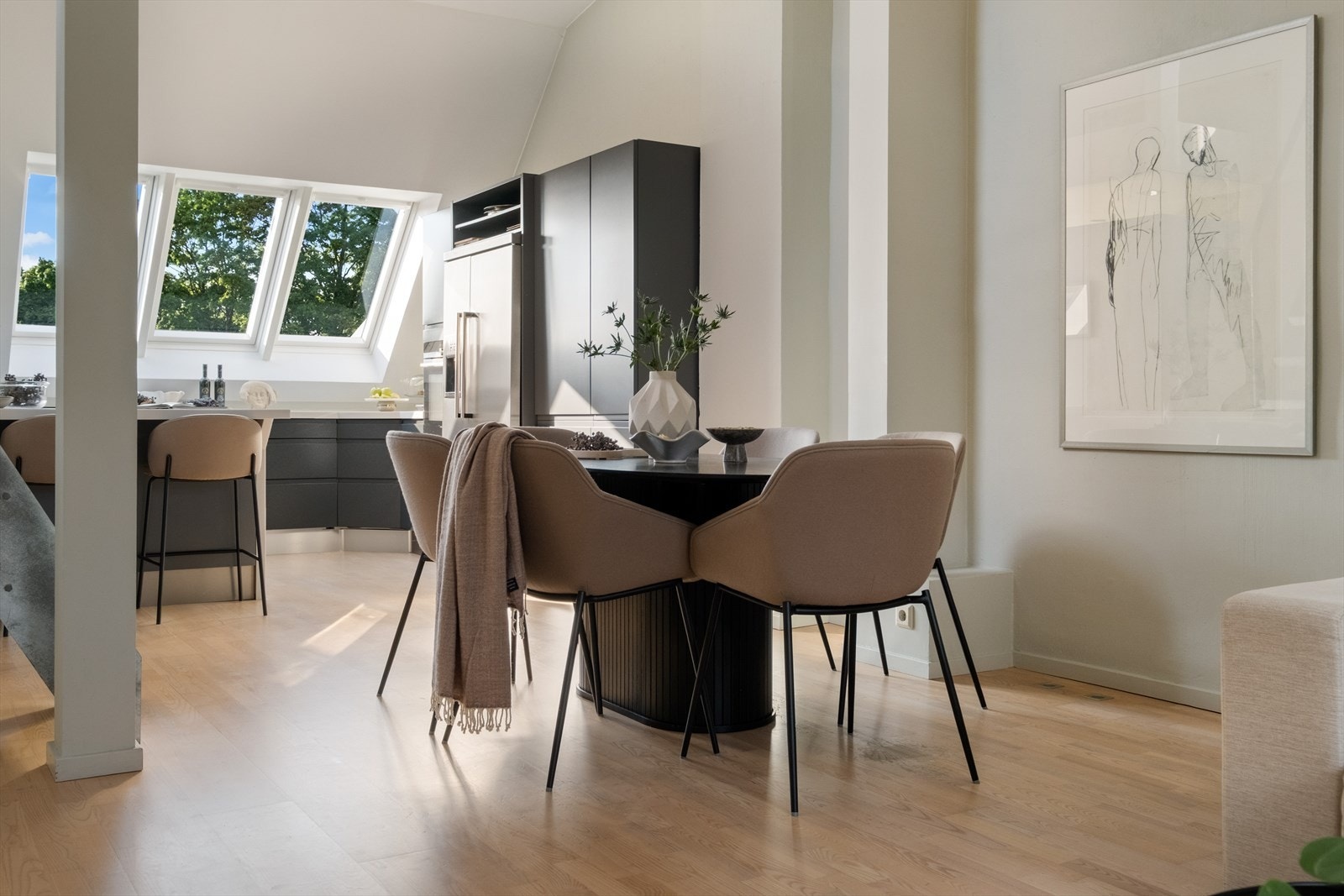 Romslig spisestue med rikelig plass til selskaper. Galleribilde