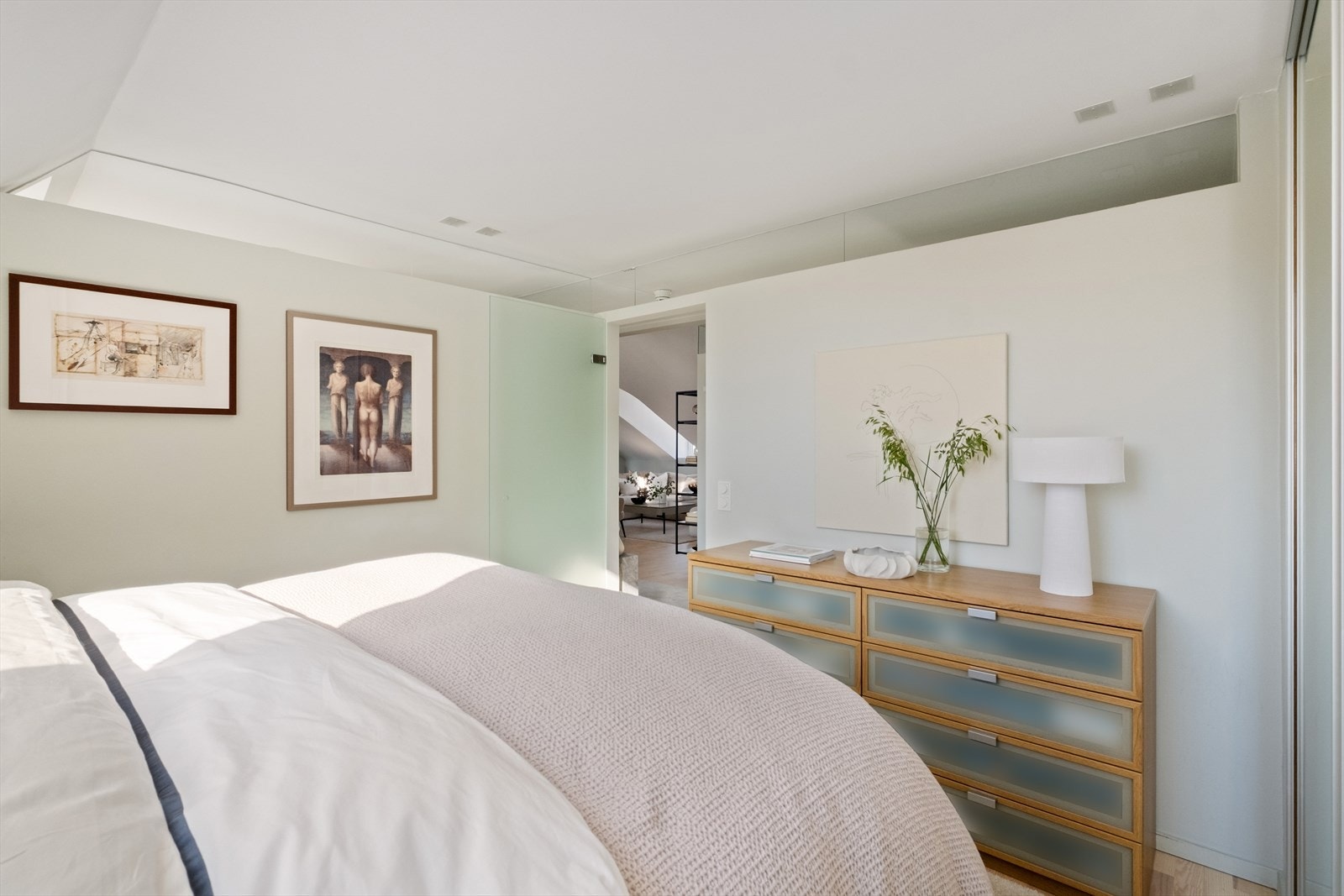 Soverommet er vendt inn mot rolig bakgård. Galleribilde