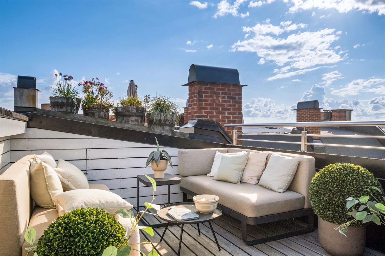 Her er det plass til både sofaseksjon med bord og grill. Galleribilde