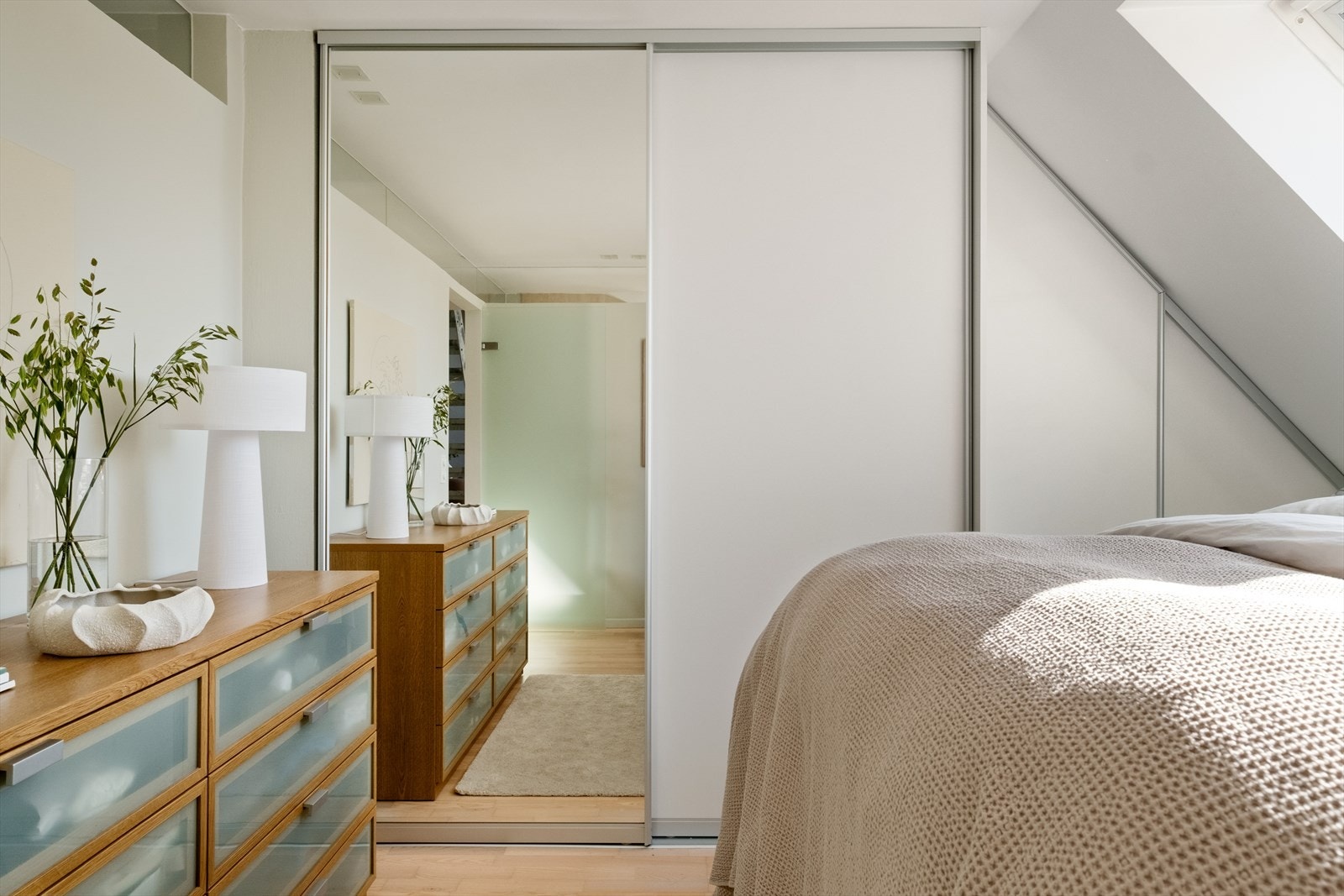 Tilpasset graderobeløsning som sikrer utnyttelse av arealet. Galleribilde