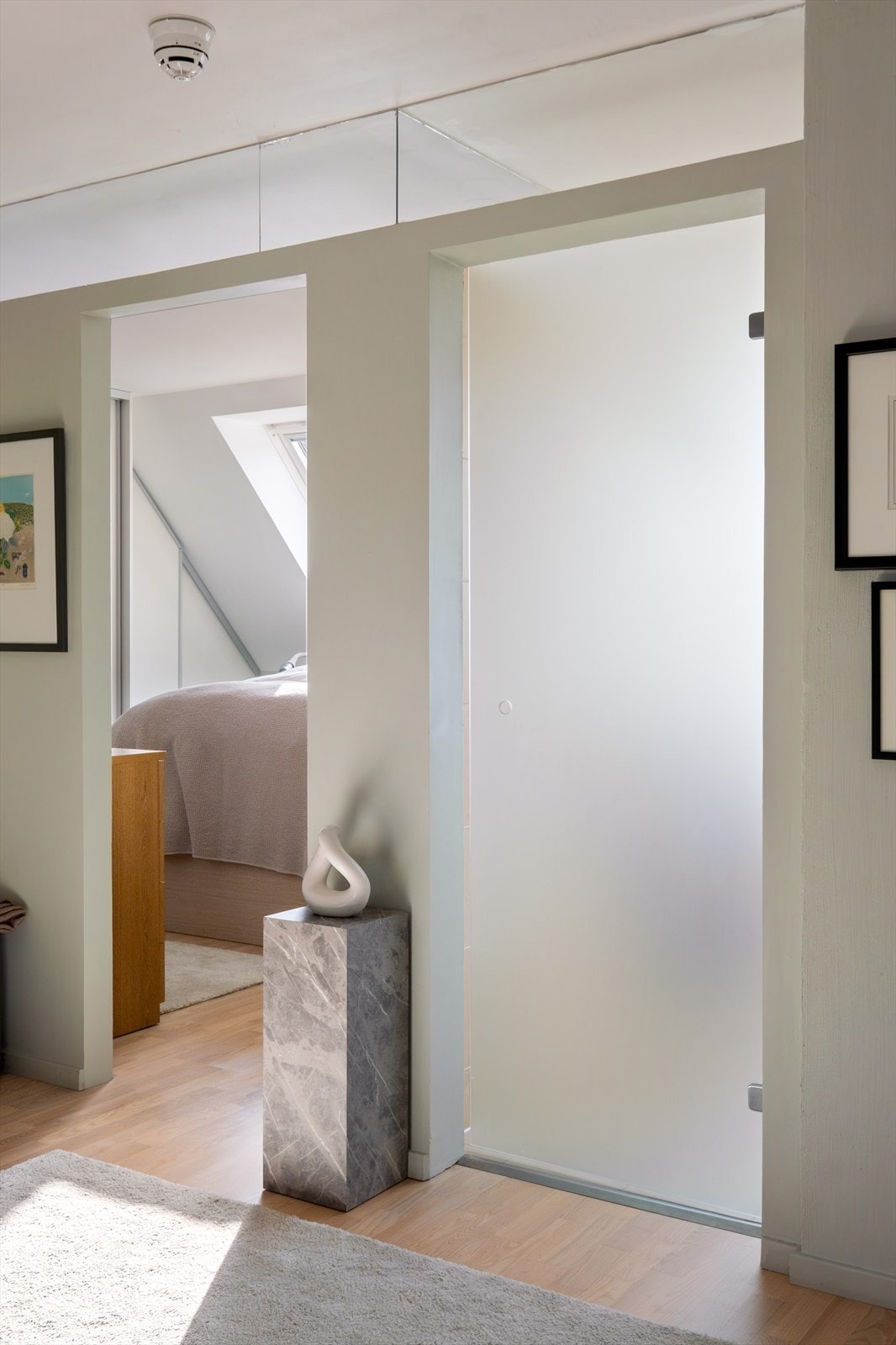 Inn til hovedsoverom og baderommet er det frostede glassdører som setter et eksklusivt preg. Galleribilde