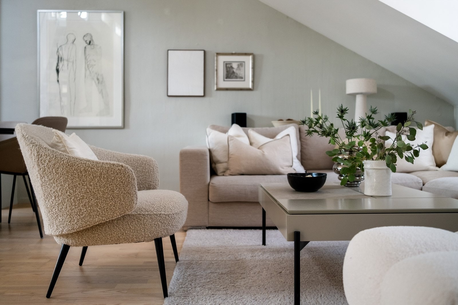 Stuen oser av sjarm og trivsel med flott finish som gjør at den fremstår som elegant og gjennomført. Galleribilde