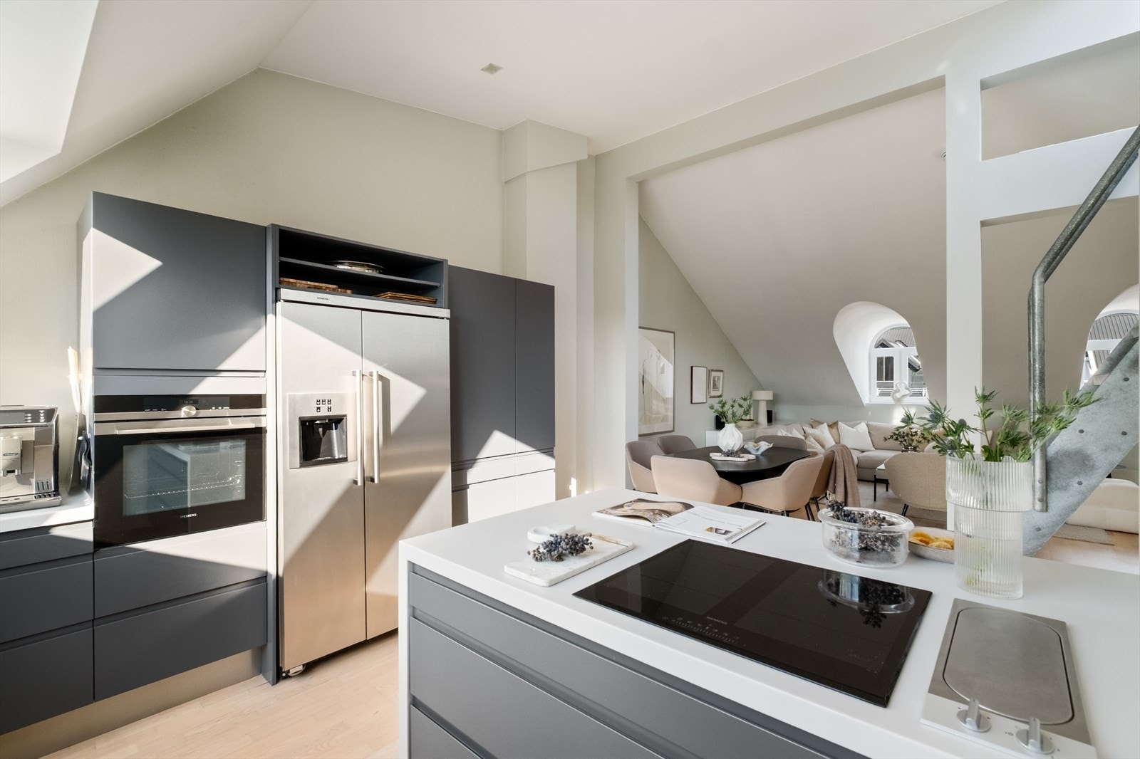 Kjøkkenet har rikelig med skap- og benkplass som legger til rette for en god arbeidssone Galleribilde