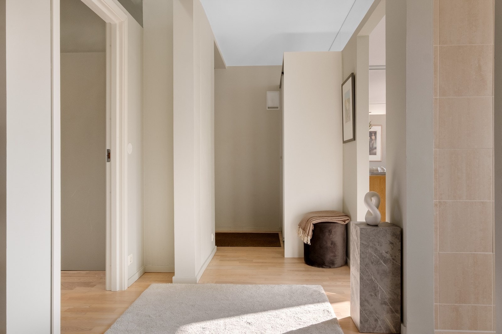 Entréen gir et godt førsteinntrykk av leiligheten. Her er det god plass til å oppbevare yttertøy og sko i skyvedørsgarderobe. Galleribilde