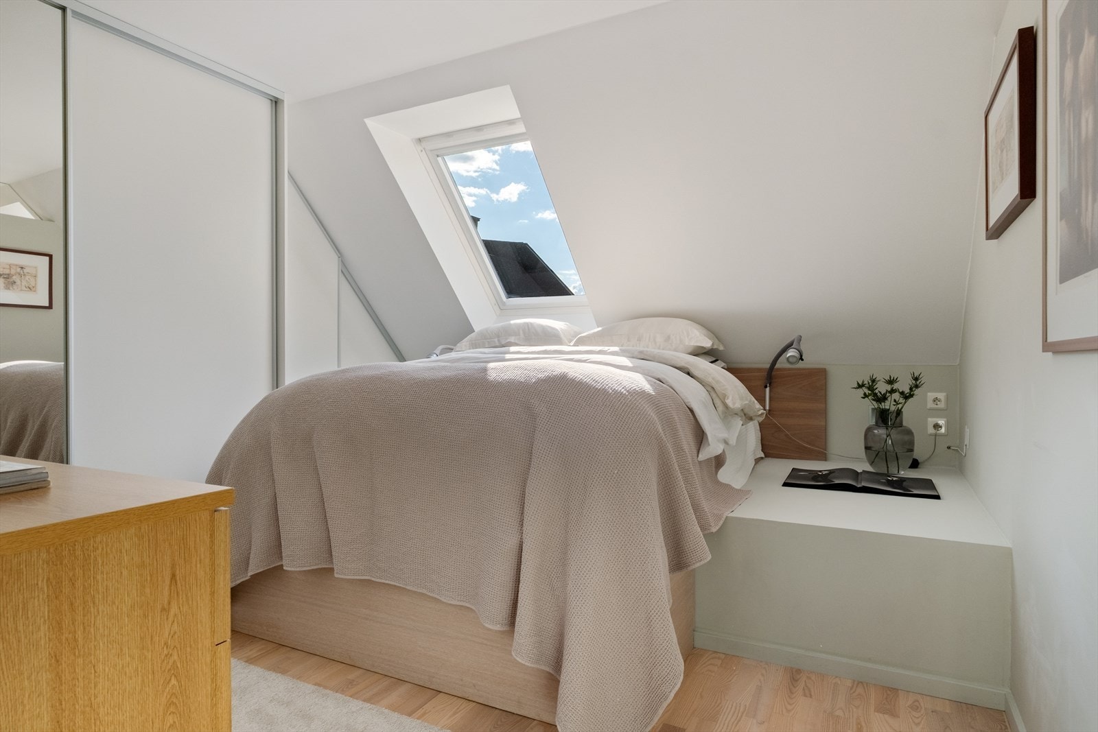 Hovedsoverom med sengebunnsplate og oppbevaringsskuff i fotenden. Galleribilde